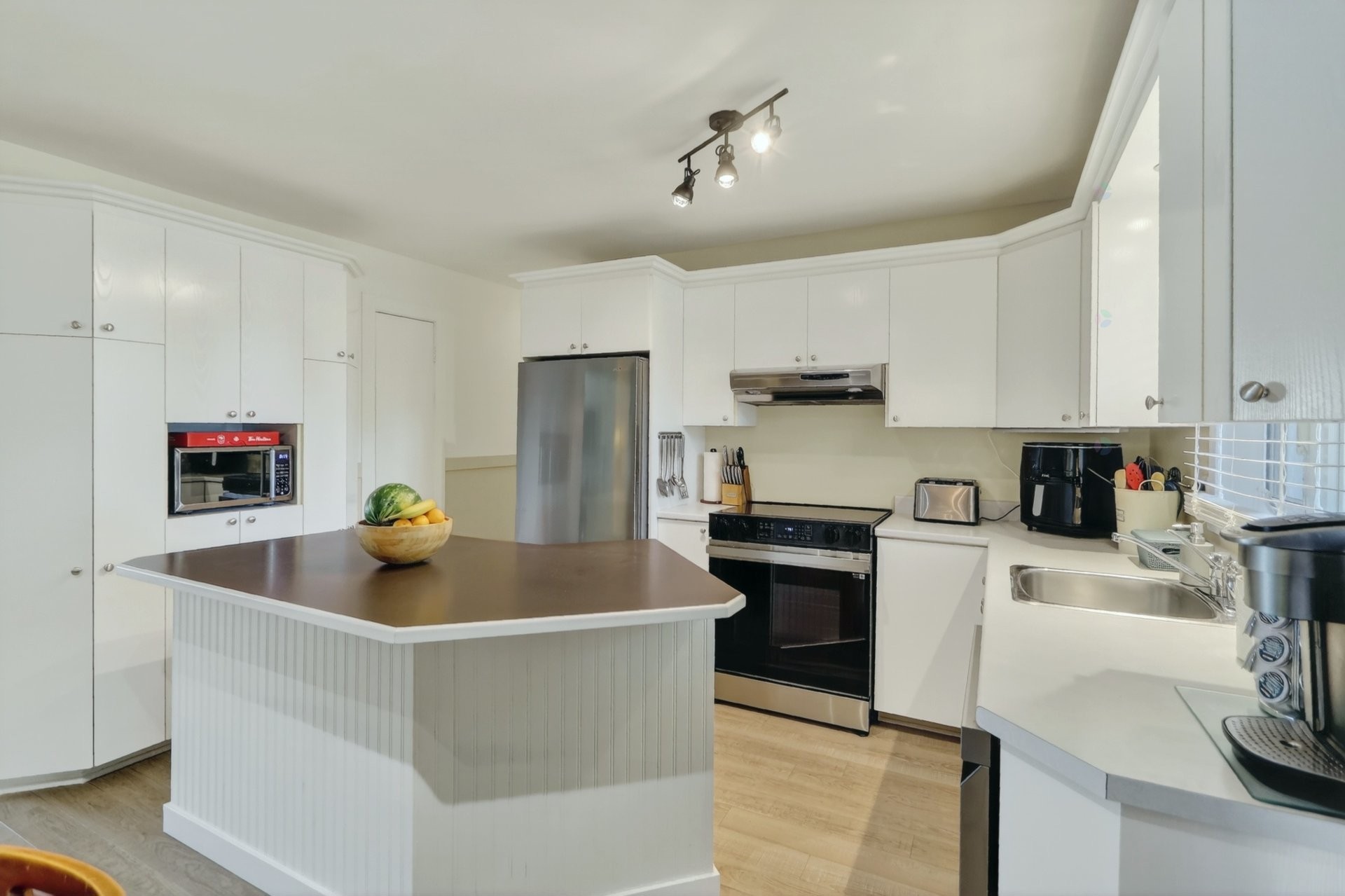 









907


Rue Desjardins

,
Saint-Jérôme,




QC
J5L1K9


