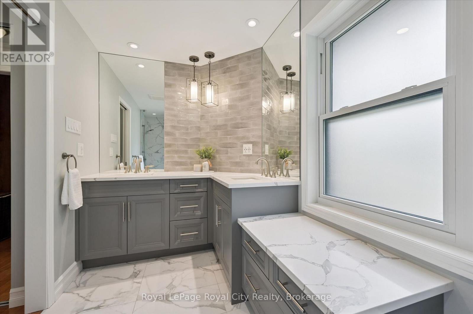 












47 CALEDONIA STREET

,
Guelph (Dovercliffe Park/Old University),




Ontario
N1G2C8

