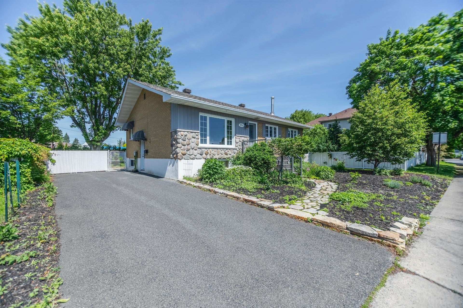 









2514


Rue St-André

,
Varennes,




QC
J3X1A8

