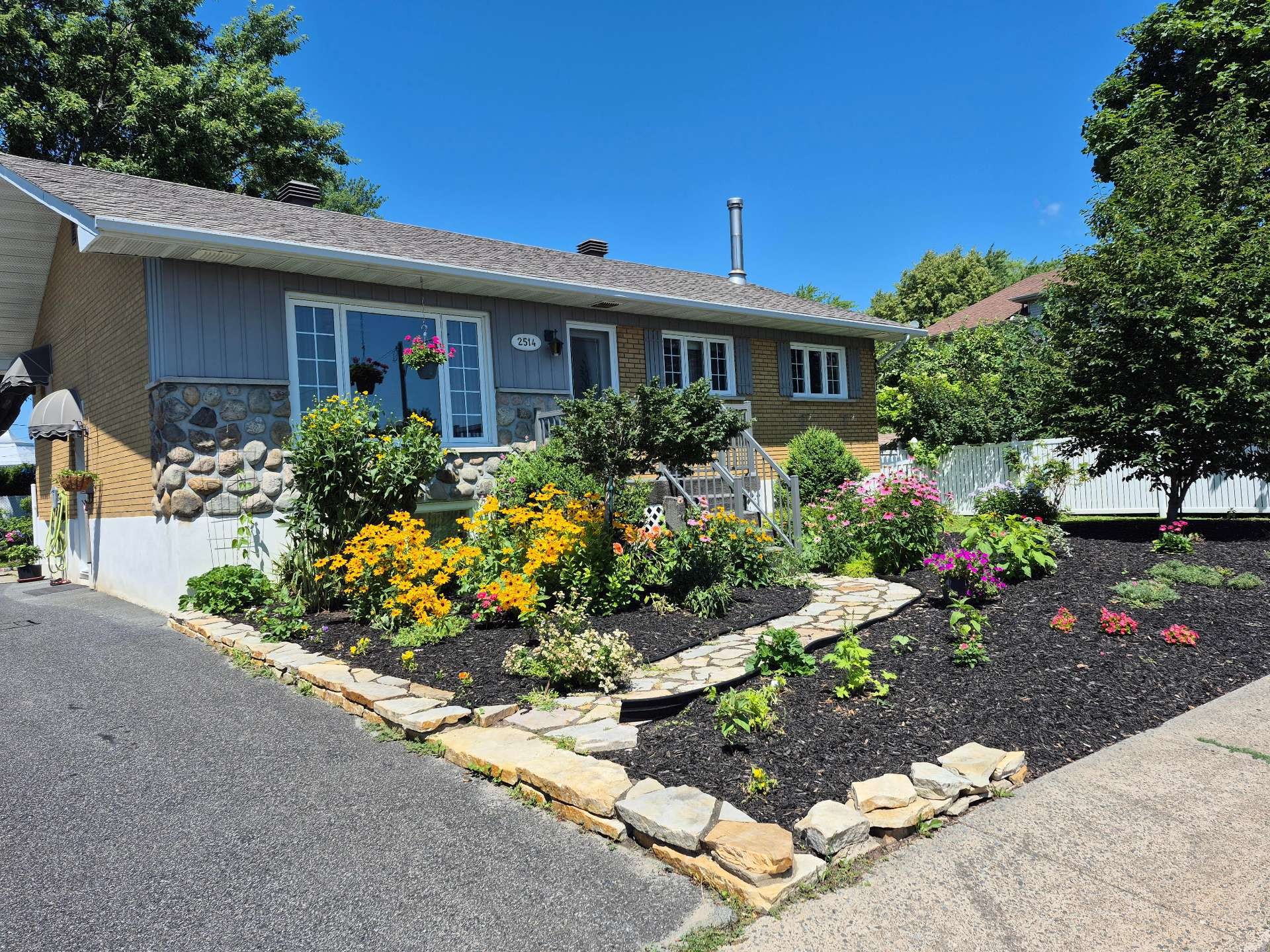 









2514


Rue St-André

,
Varennes,




QC
J3X1A8

