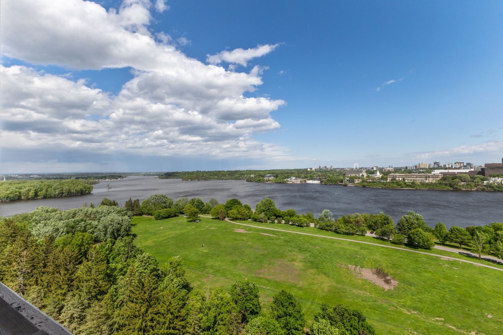 









285


Rue Laurier

, 1705,
Gatineau (Hull),




QC
J8X3W9

