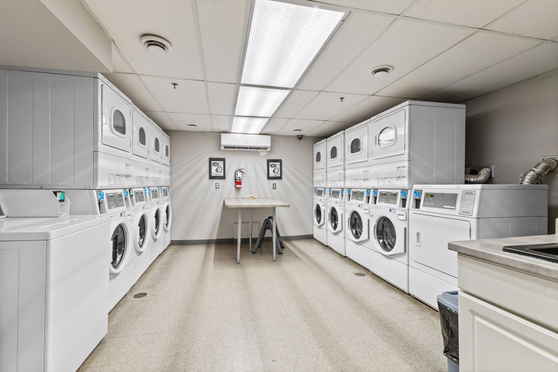 









285


Rue Laurier

, 1705,
Gatineau (Hull),




QC
J8X3W9

