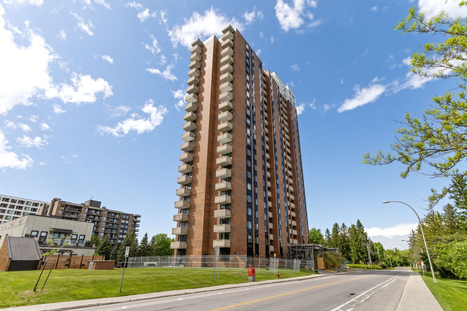









285


Rue Laurier

, 1705,
Gatineau (Hull),




QC
J8X3W9

