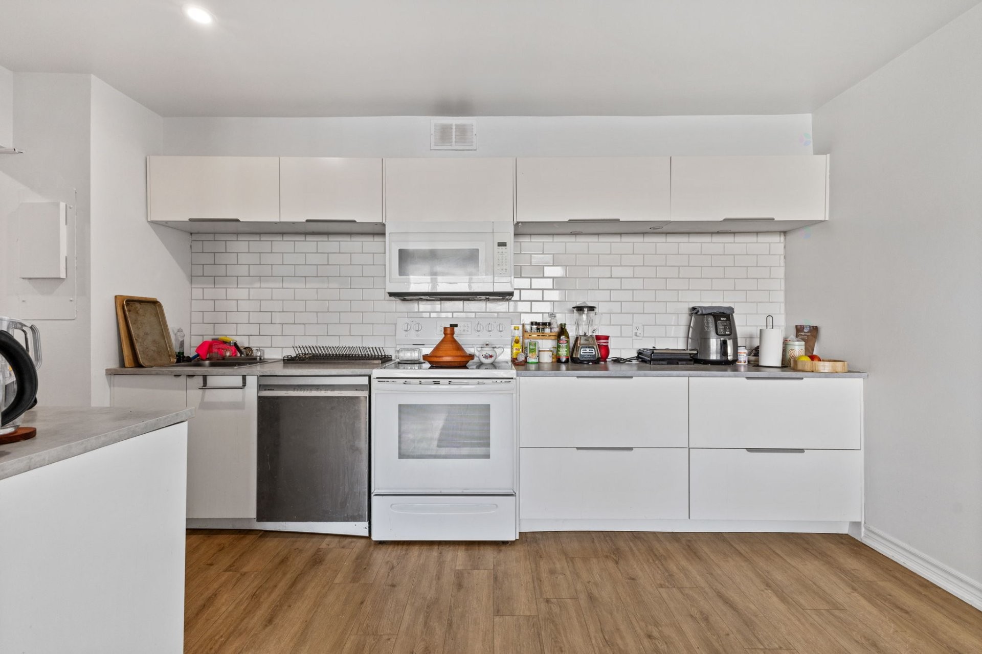 









285


Rue Laurier

, 1705,
Gatineau (Hull),




QC
J8X3W9

