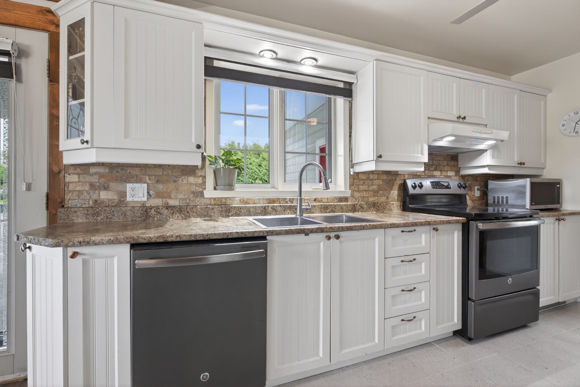 









661


Rue Matawin

,
Saint-Michel-des-Saints,




QC
J0K3B0

