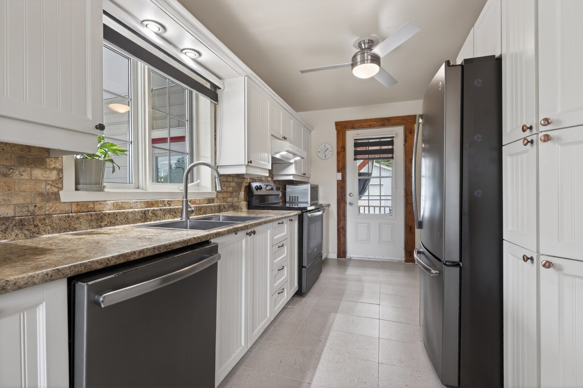 









661


Rue Matawin

,
Saint-Michel-des-Saints,




QC
J0K3B0

