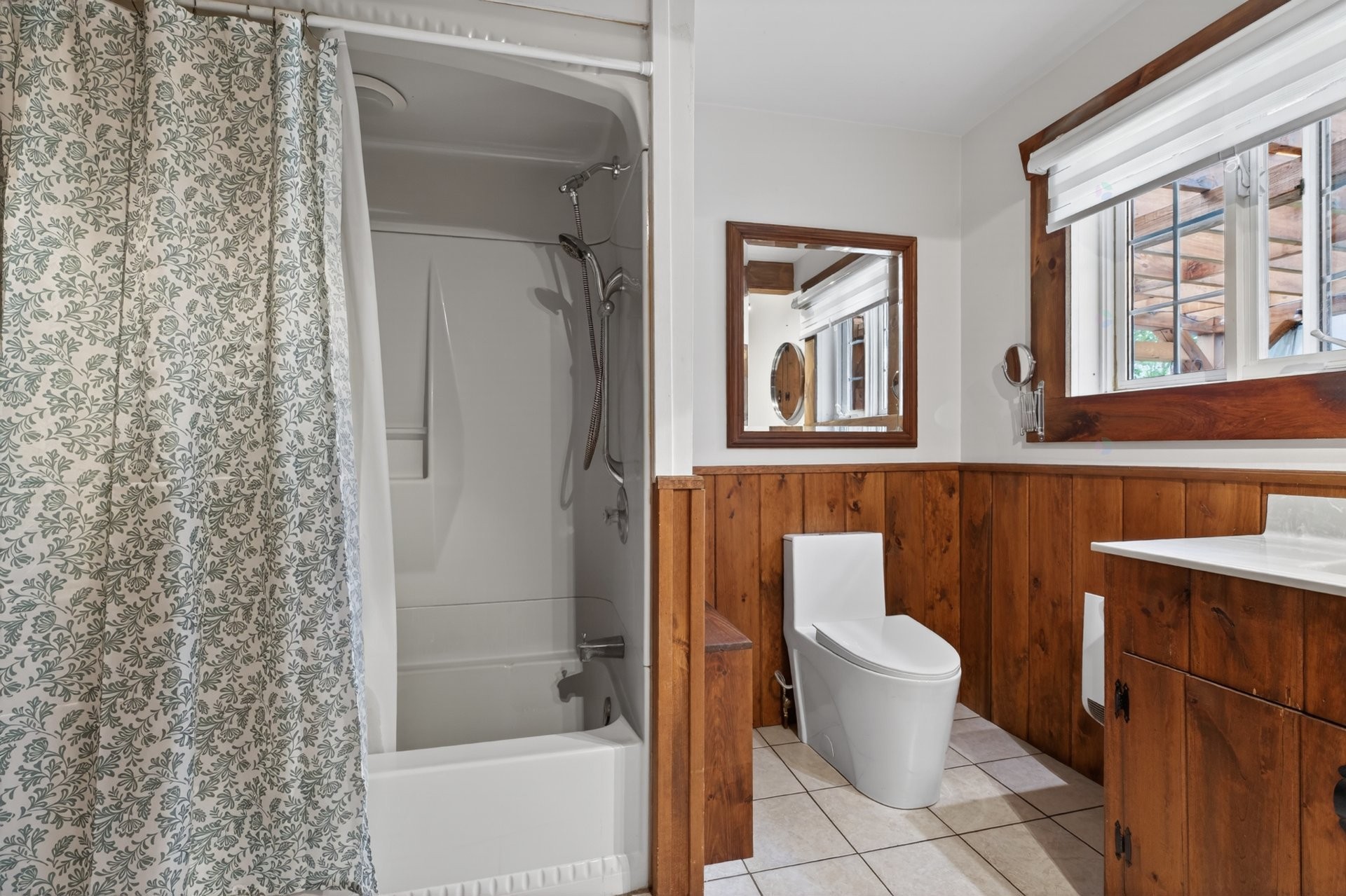









661


Rue Matawin

,
Saint-Michel-des-Saints,




QC
J0K3B0

