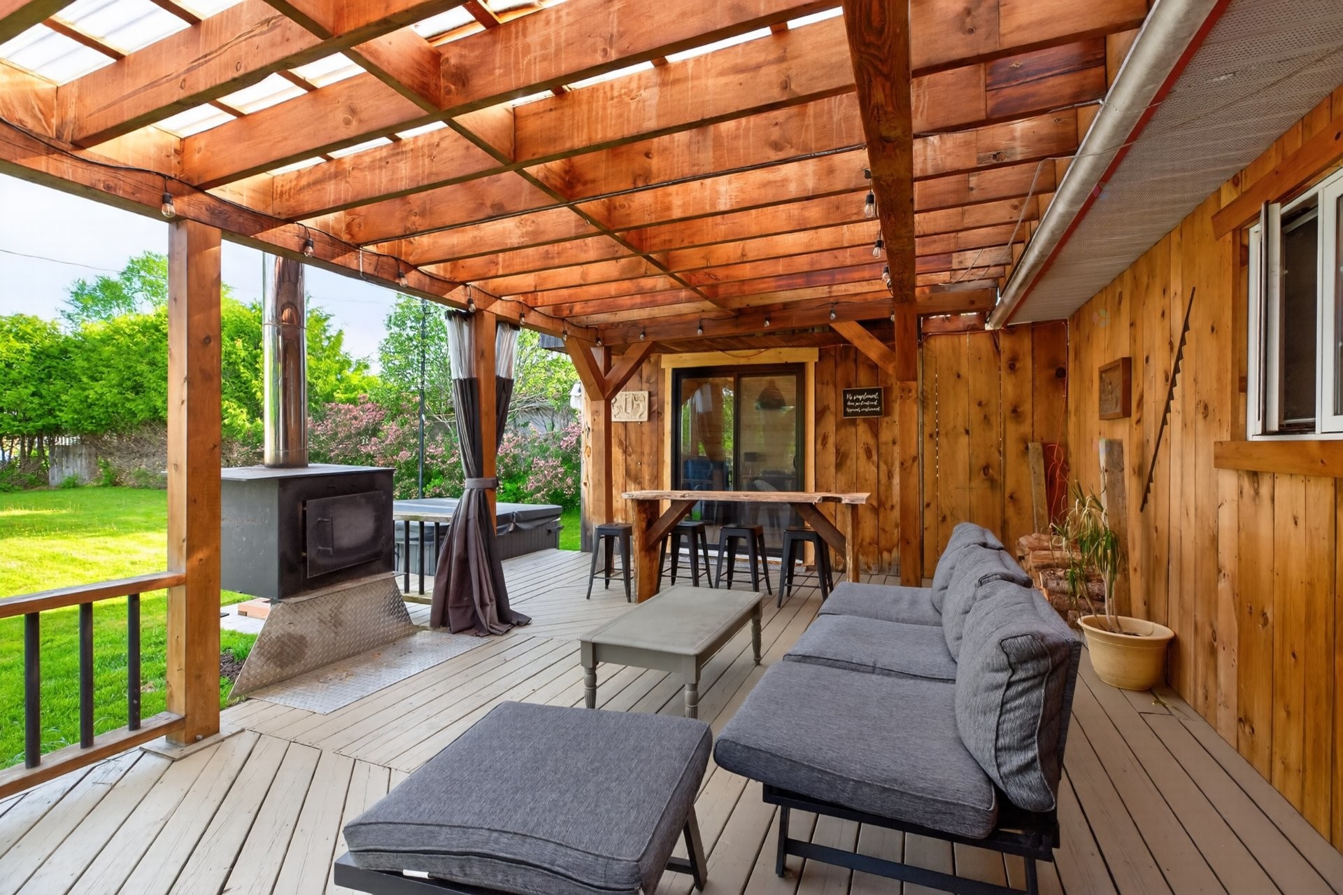 









661


Rue Matawin

,
Saint-Michel-des-Saints,




QC
J0K3B0

