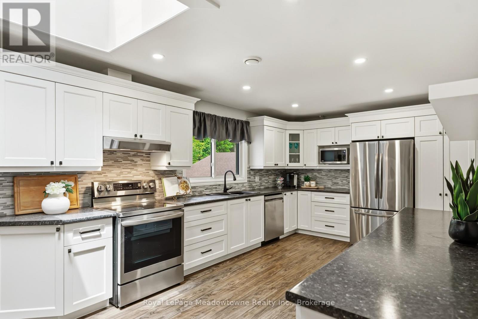 












12 HUNTSMAN GATE

,
Hamilton (Freelton),




Ontario
L8N2Z7

