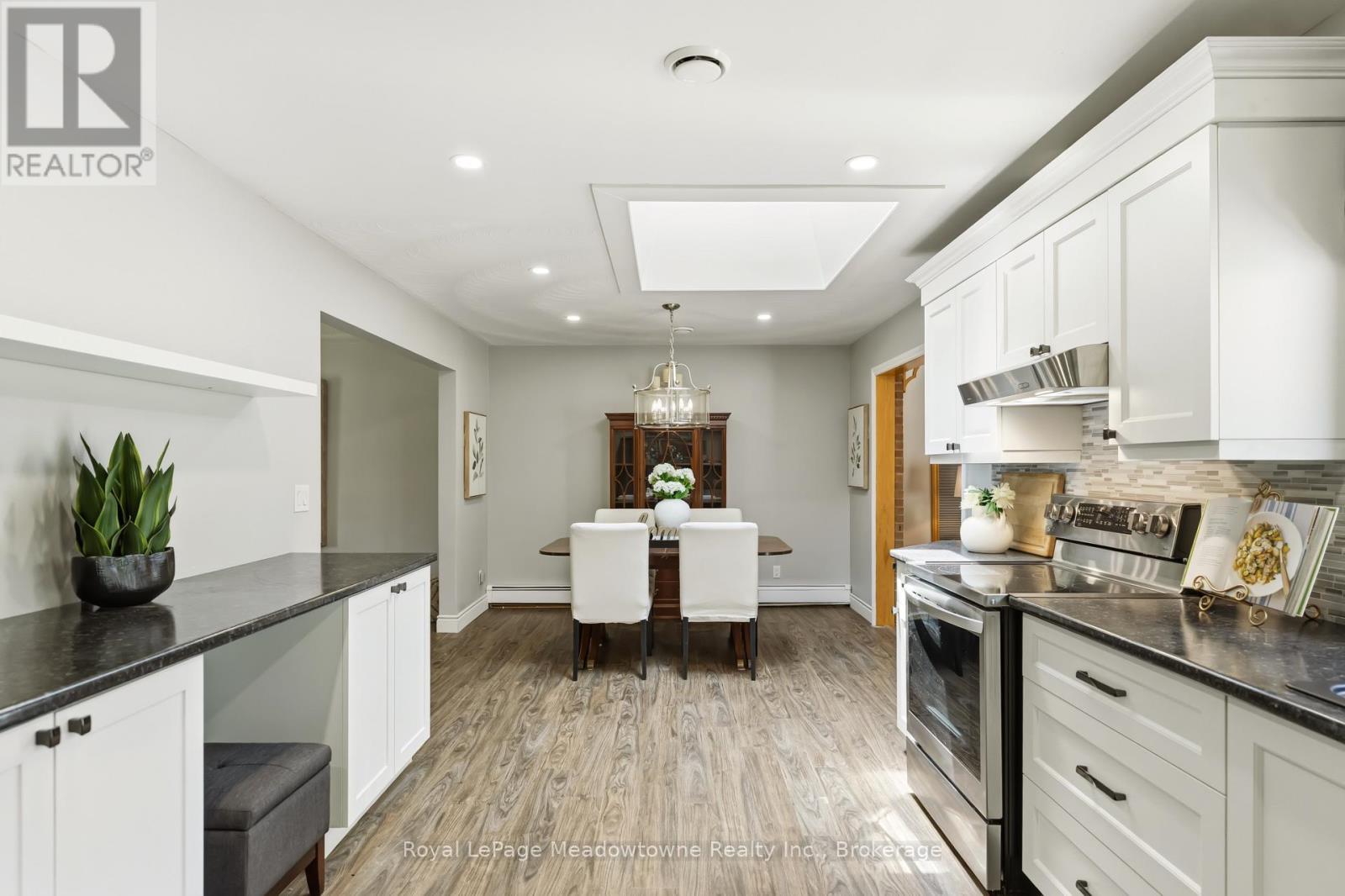 












12 HUNTSMAN GATE

,
Hamilton (Freelton),




Ontario
L8N2Z7


