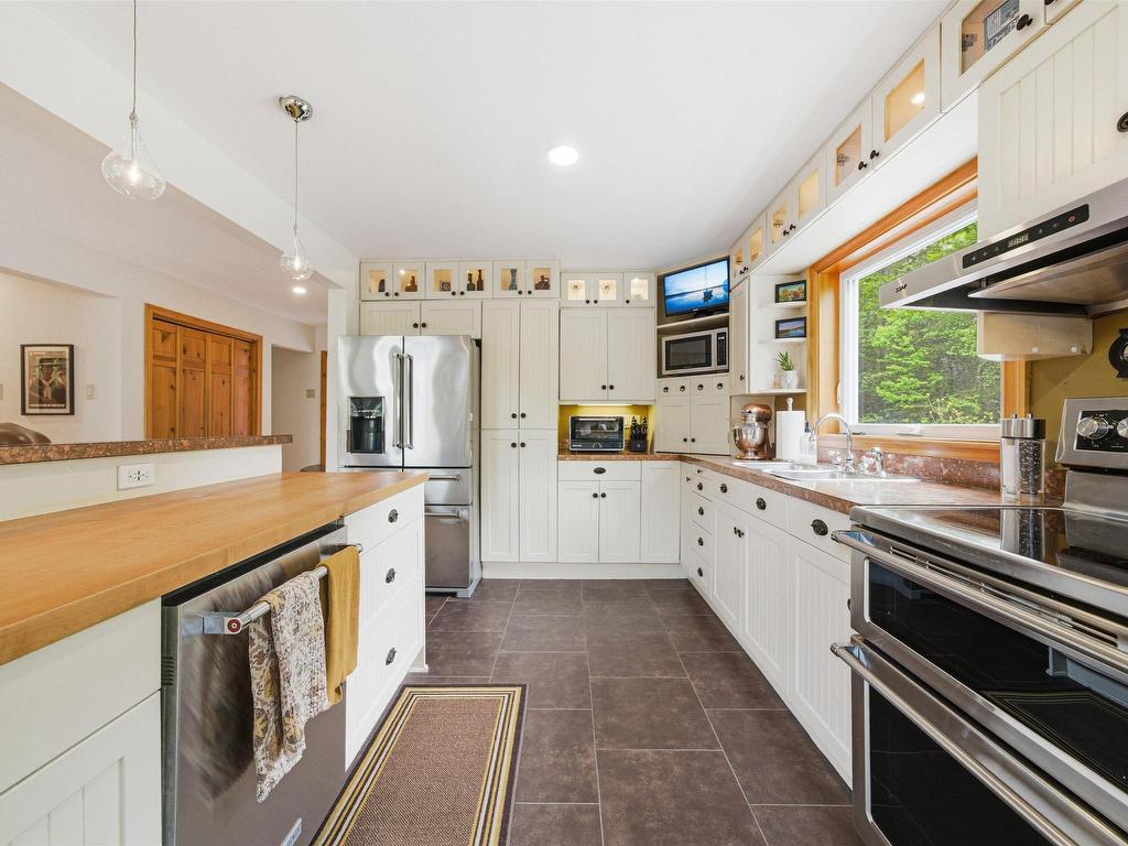 












943 West Porters Lake Road

,
West Porters Lake,




NS
B3K 1K9

