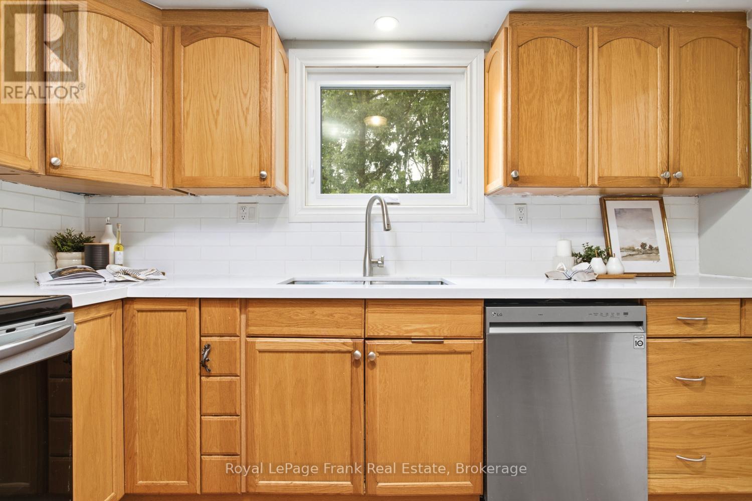 












731 HONEY TREE COURT

,
Whitby (Williamsburg),




Ontario
L1N7W5

