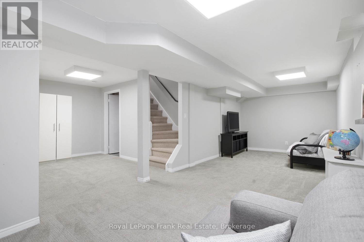 












731 HONEY TREE COURT

,
Whitby (Williamsburg),




Ontario
L1N7W5

