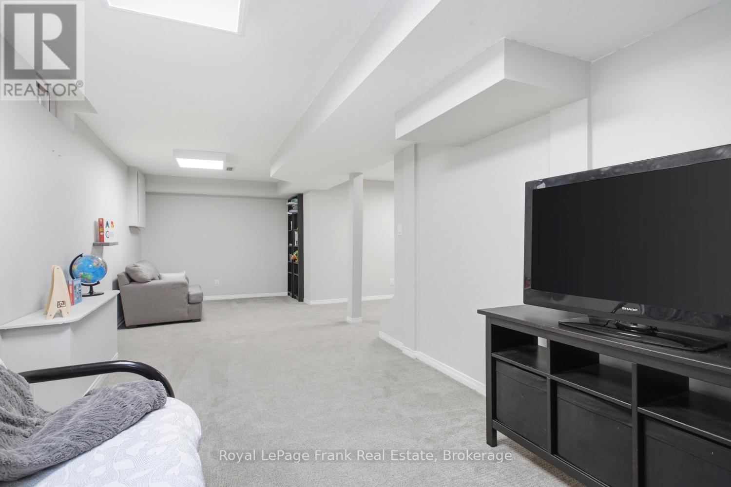 












731 HONEY TREE COURT

,
Whitby (Williamsburg),




Ontario
L1N7W5

