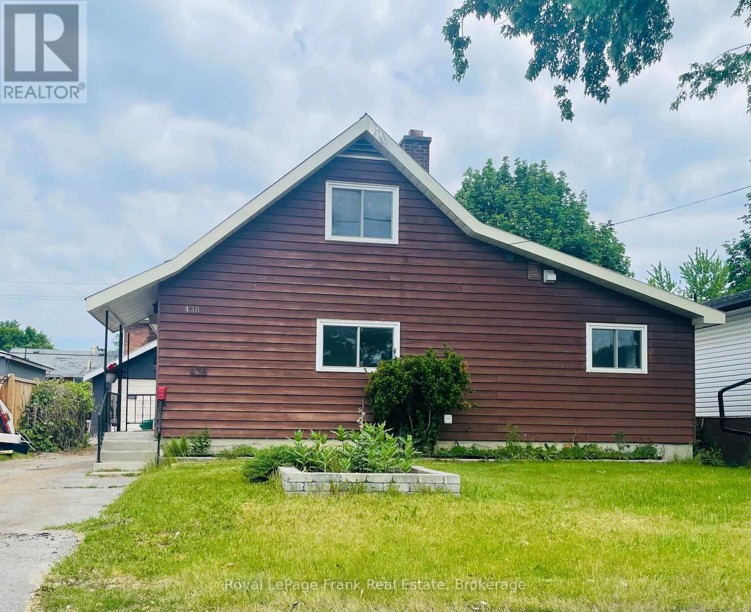 












438 ROSE AVENUE

,
Peterborough (Otonabee Ward 1),




Ontario
K9J4E4

