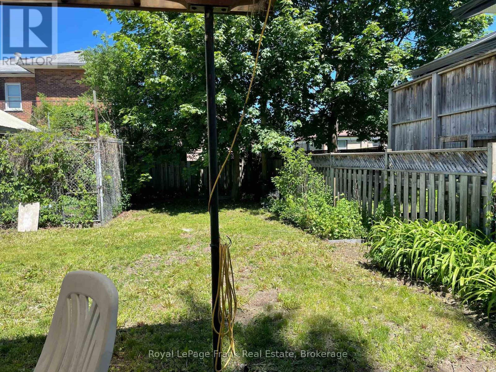 












438 ROSE AVENUE

,
Peterborough (Otonabee Ward 1),




Ontario
K9J4E4

