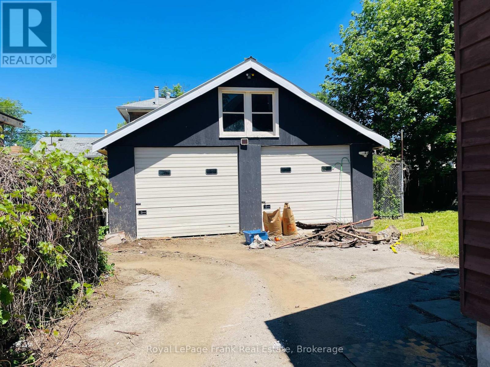 












438 ROSE AVENUE

,
Peterborough (Otonabee Ward 1),




Ontario
K9J4E4

