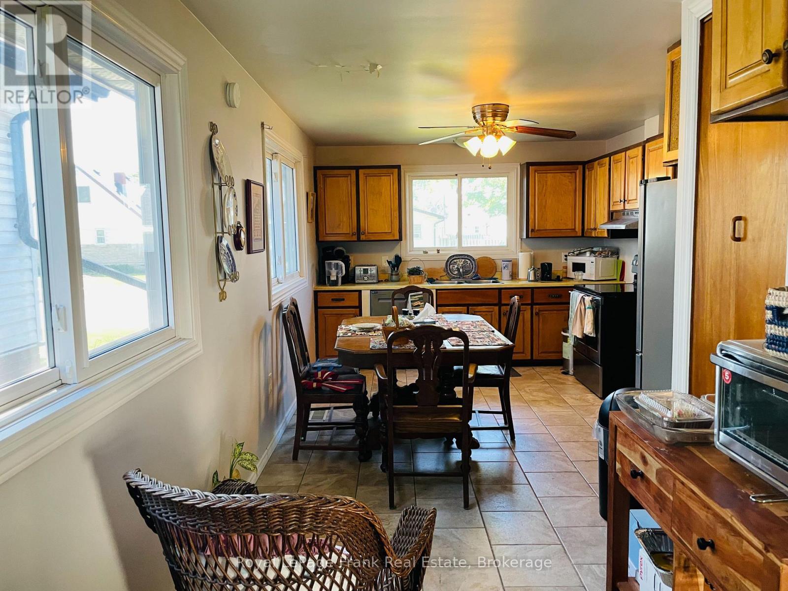 












438 ROSE AVENUE

,
Peterborough (Otonabee Ward 1),




Ontario
K9J4E4

