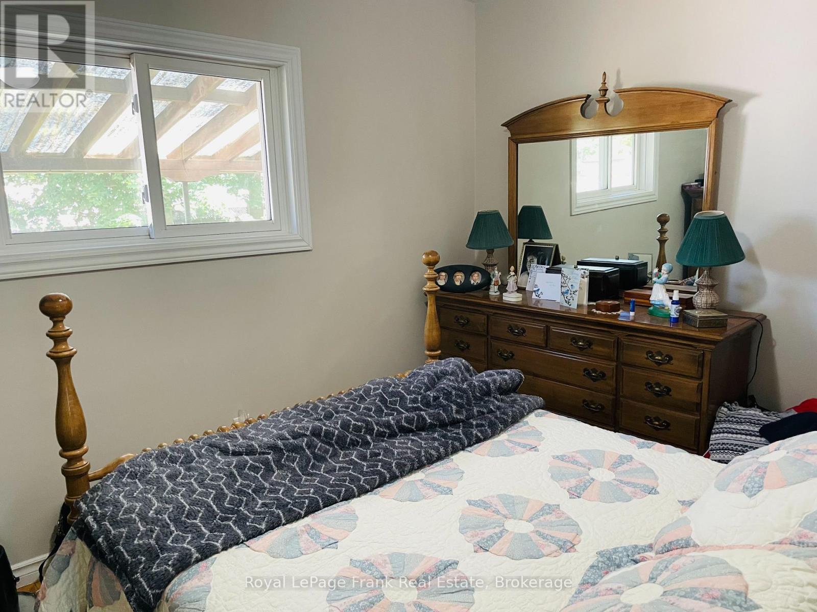 












438 ROSE AVENUE

,
Peterborough (Otonabee Ward 1),




Ontario
K9J4E4

