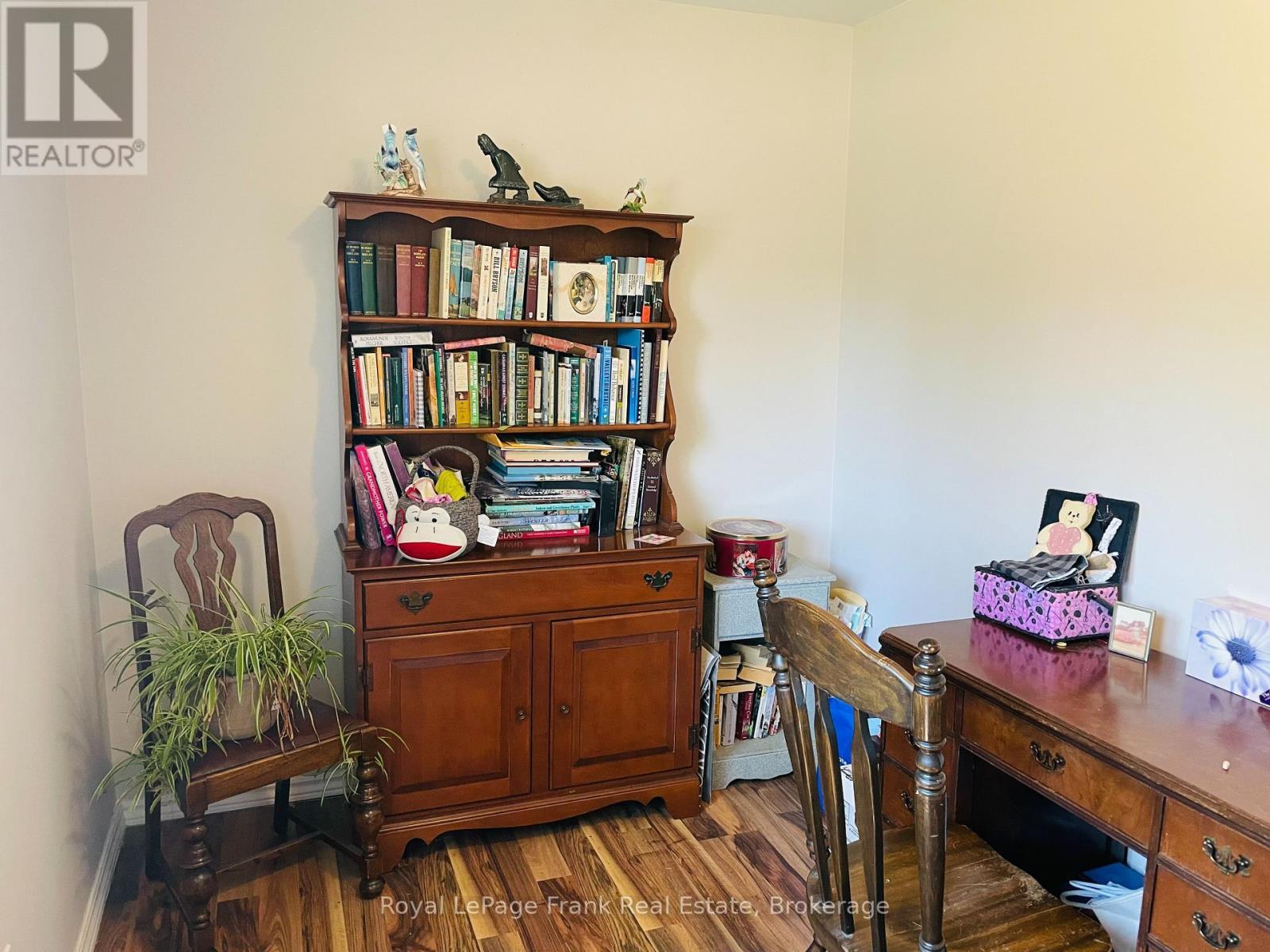 












438 ROSE AVENUE

,
Peterborough (Otonabee Ward 1),




Ontario
K9J4E4

