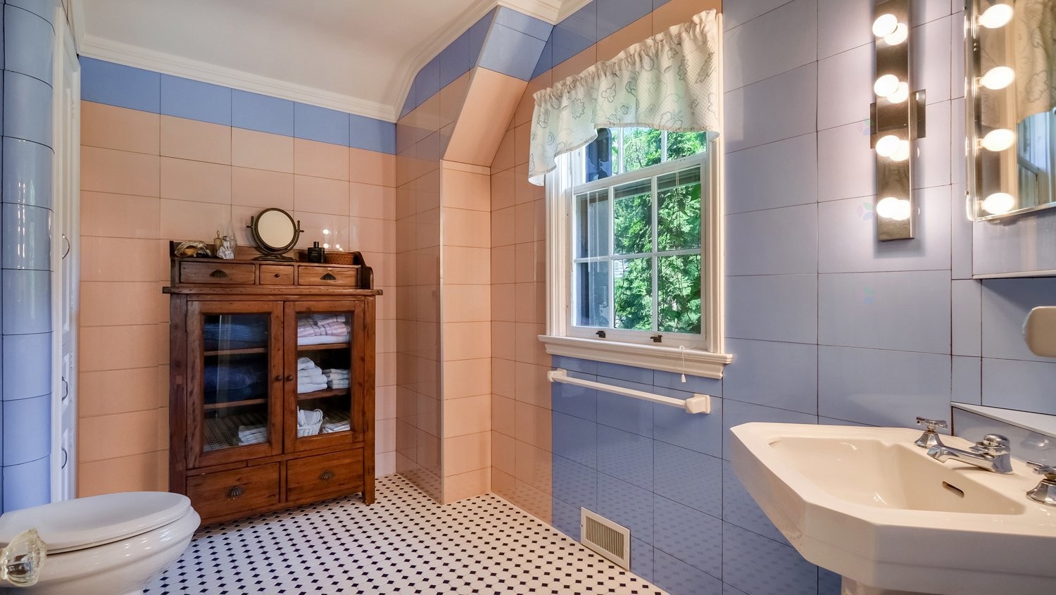 









58


Rue Mountain

,
Granby,




QC
J2G6S1

