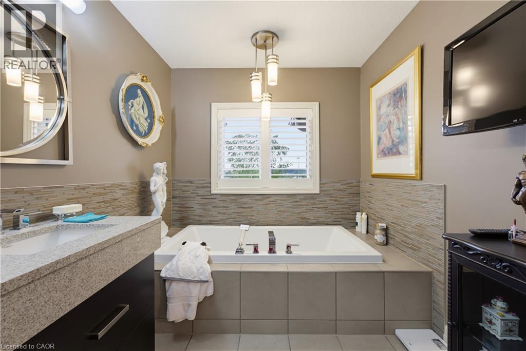 












123 OAK PARK Drive

,
Waterloo,




Ontario
N2K0B3

