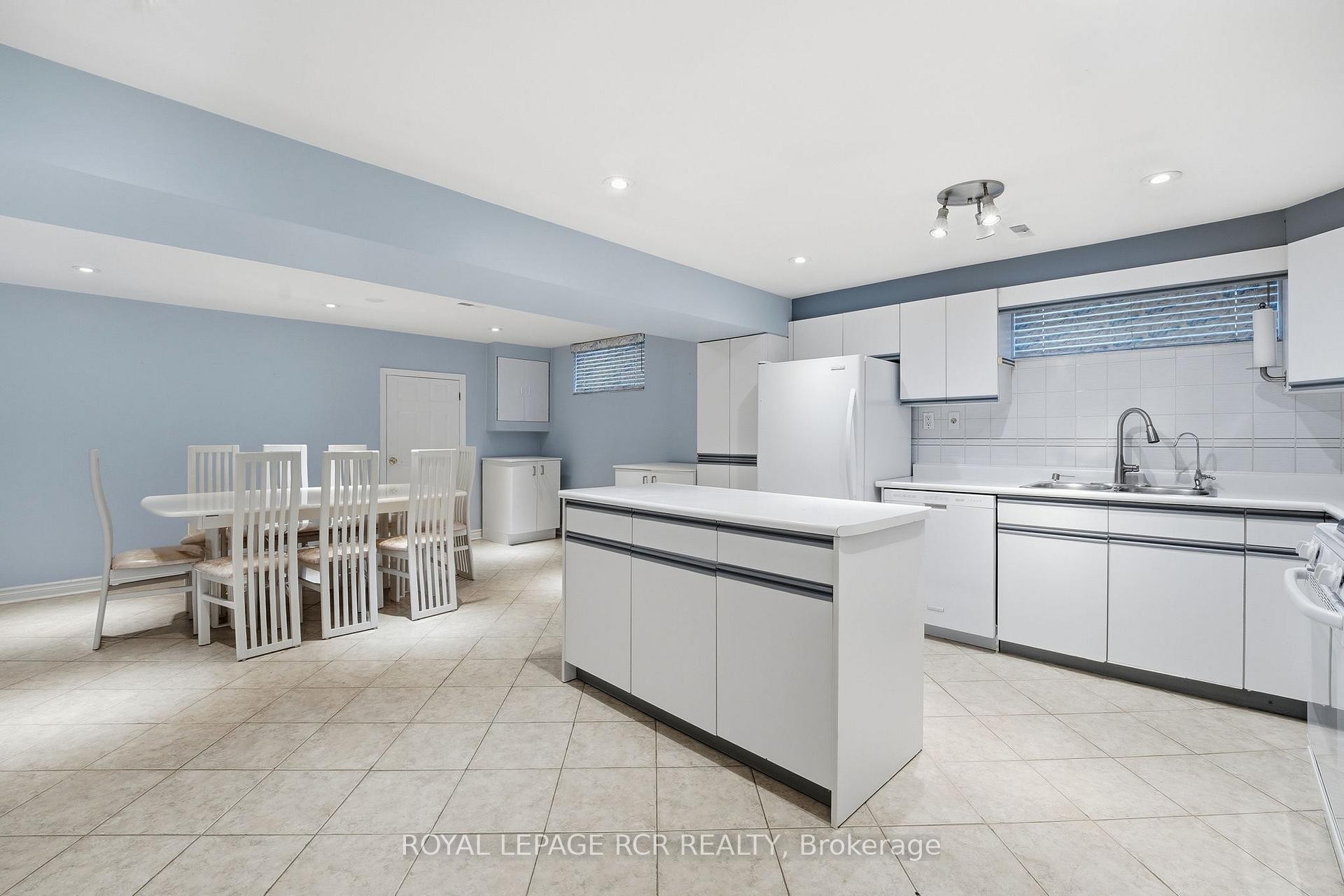 









39


Dovehouse

Avenue,
Toronto,




ON
M3J 1A3

