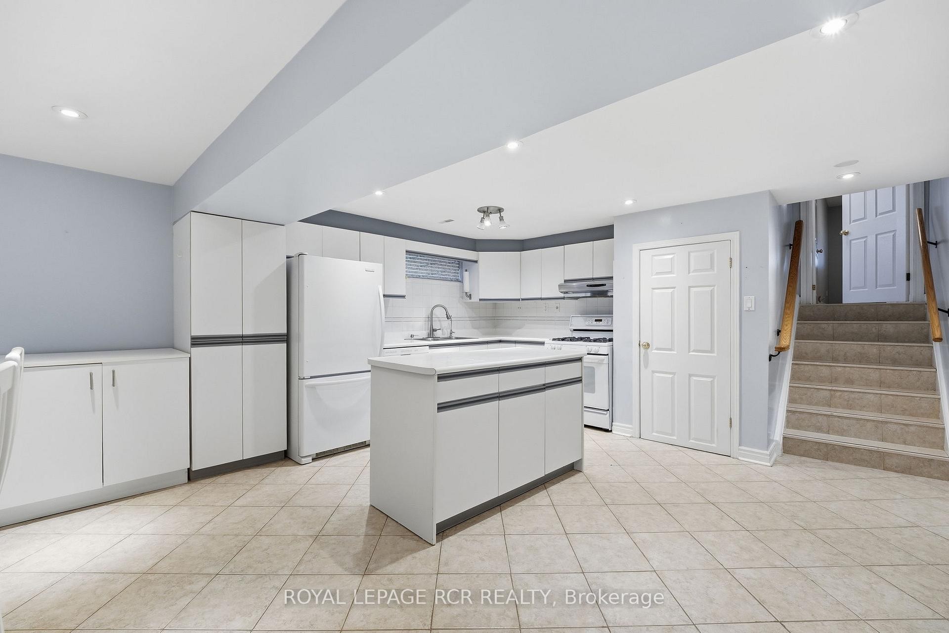 









39


Dovehouse

Avenue,
Toronto,




ON
M3J 1A3

