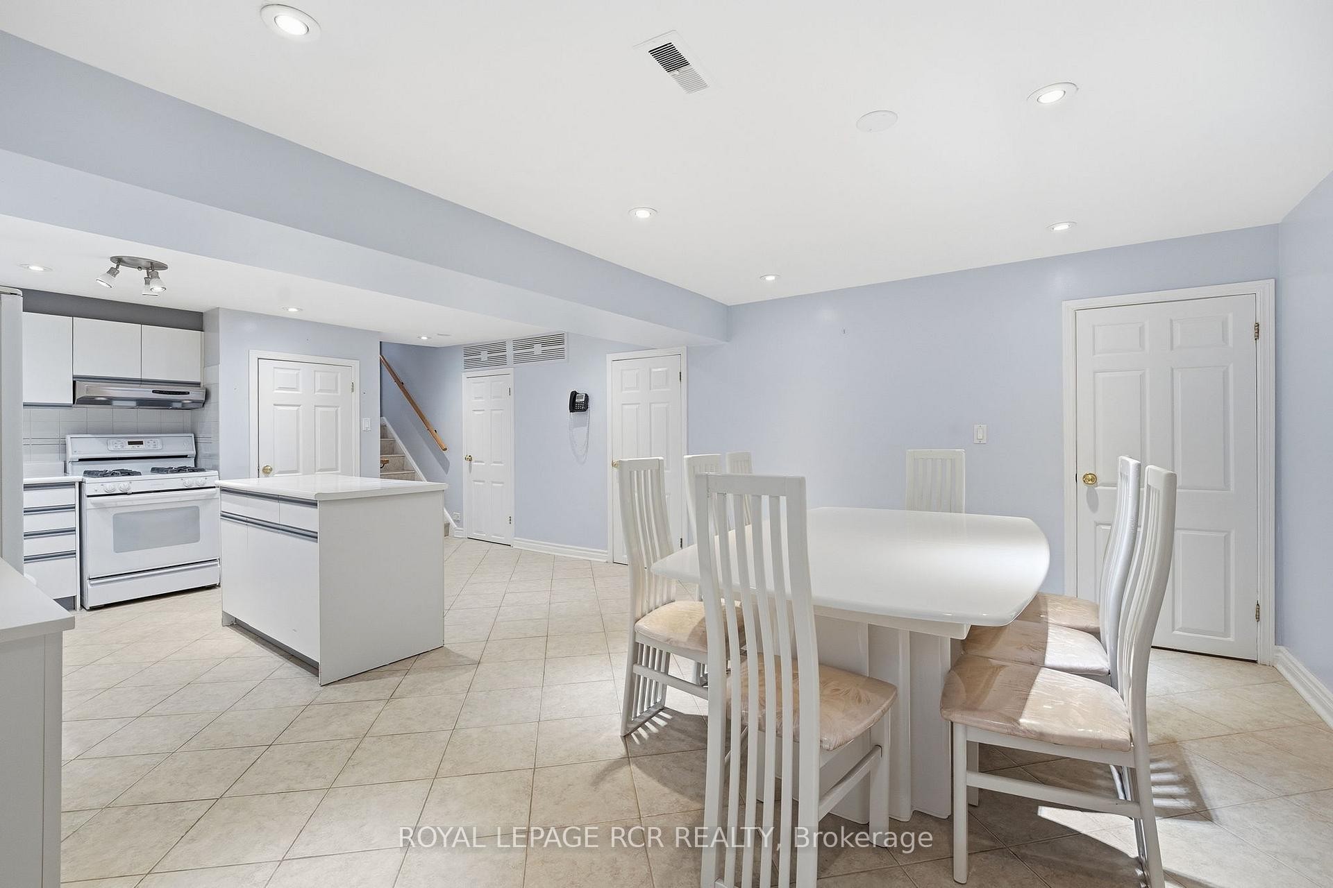 









39


Dovehouse

Avenue,
Toronto,




ON
M3J 1A3

