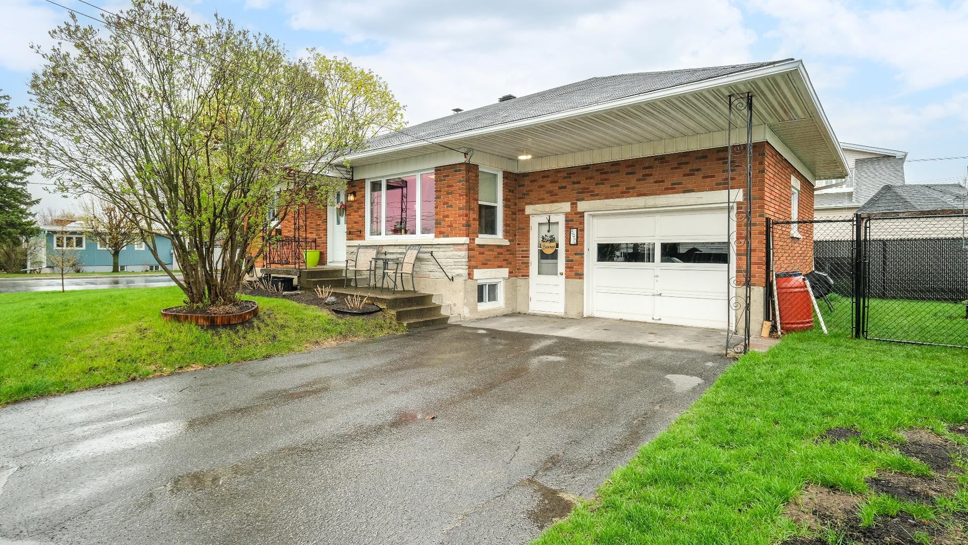 









890


Rue Bourdages

,
Marieville,




QC
J3M1A9

