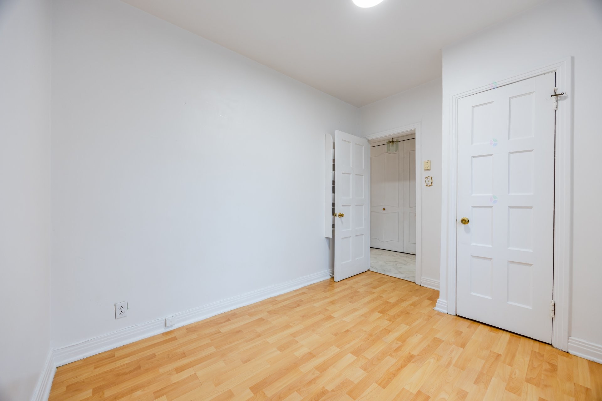 









4913

 - 4915


Av. Cumberland

,
Montréal (Côte-des-Neiges/Notre-Dame-de-Grâce),




QC
H4V2N5

