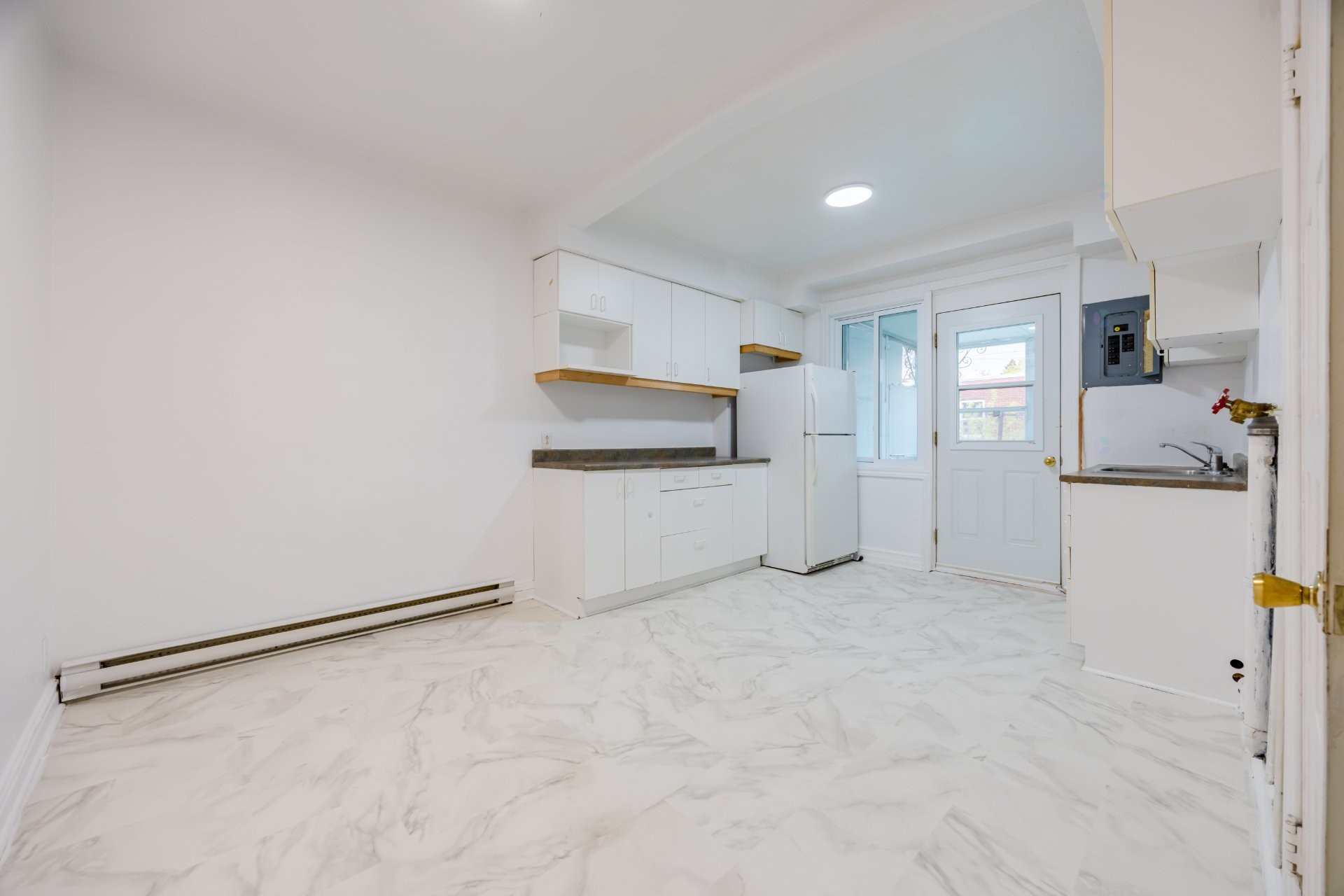 









4913

 - 4915


Av. Cumberland

,
Montréal (Côte-des-Neiges/Notre-Dame-de-Grâce),




QC
H4V2N5

