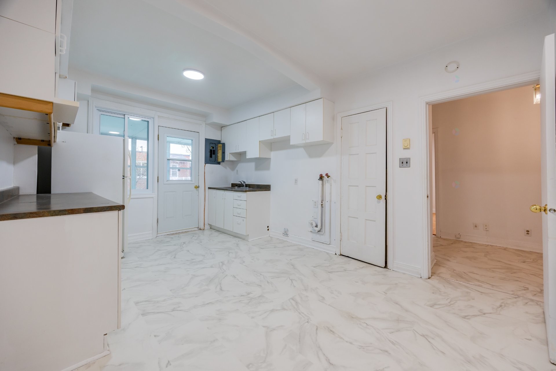 









4913

 - 4915


Av. Cumberland

,
Montréal (Côte-des-Neiges/Notre-Dame-de-Grâce),




QC
H4V2N5

