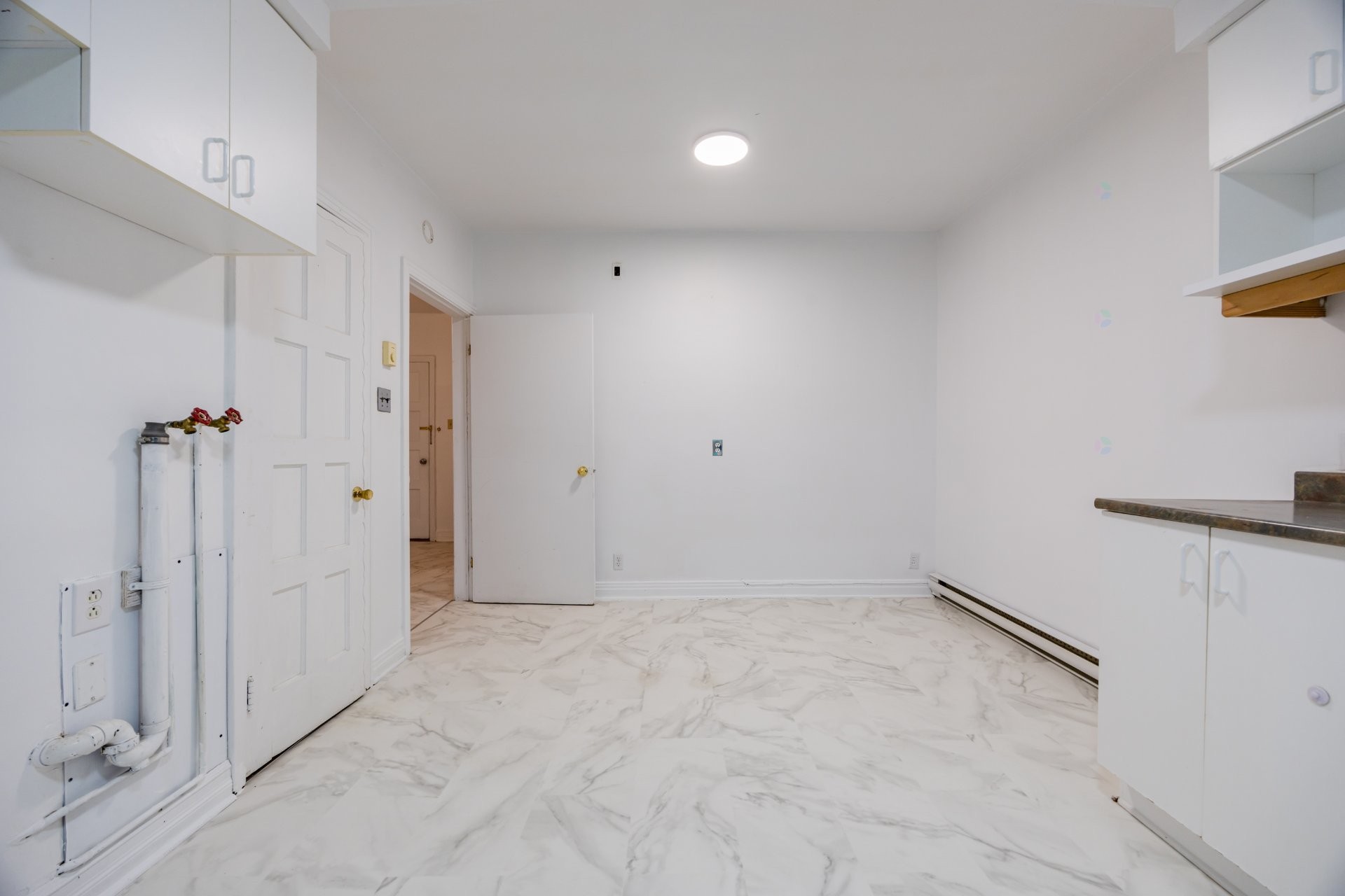 









4913

 - 4915


Av. Cumberland

,
Montréal (Côte-des-Neiges/Notre-Dame-de-Grâce),




QC
H4V2N5

