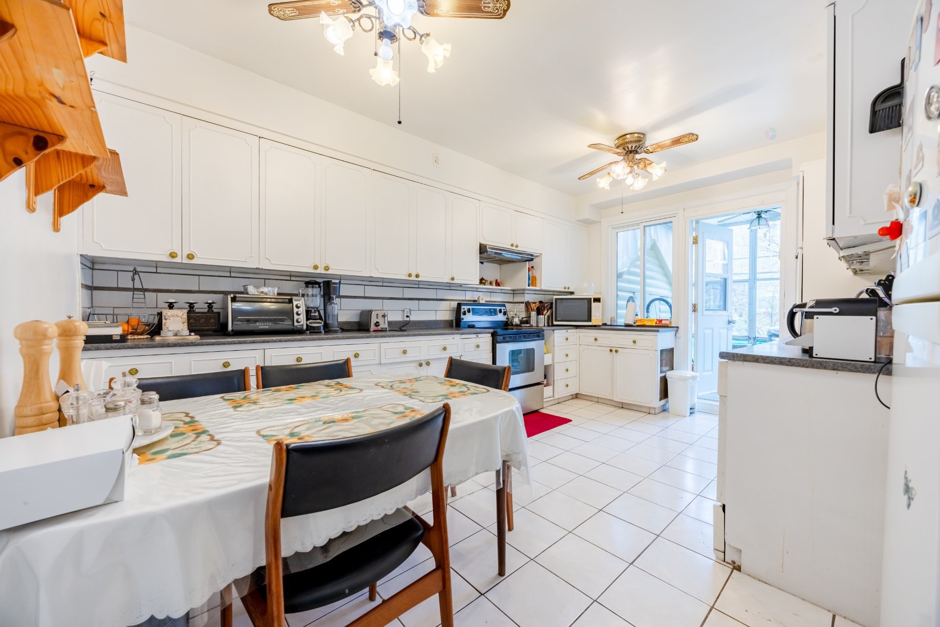 









4913

 - 4915


Av. Cumberland

,
Montréal (Côte-des-Neiges/Notre-Dame-de-Grâce),




QC
H4V2N5

