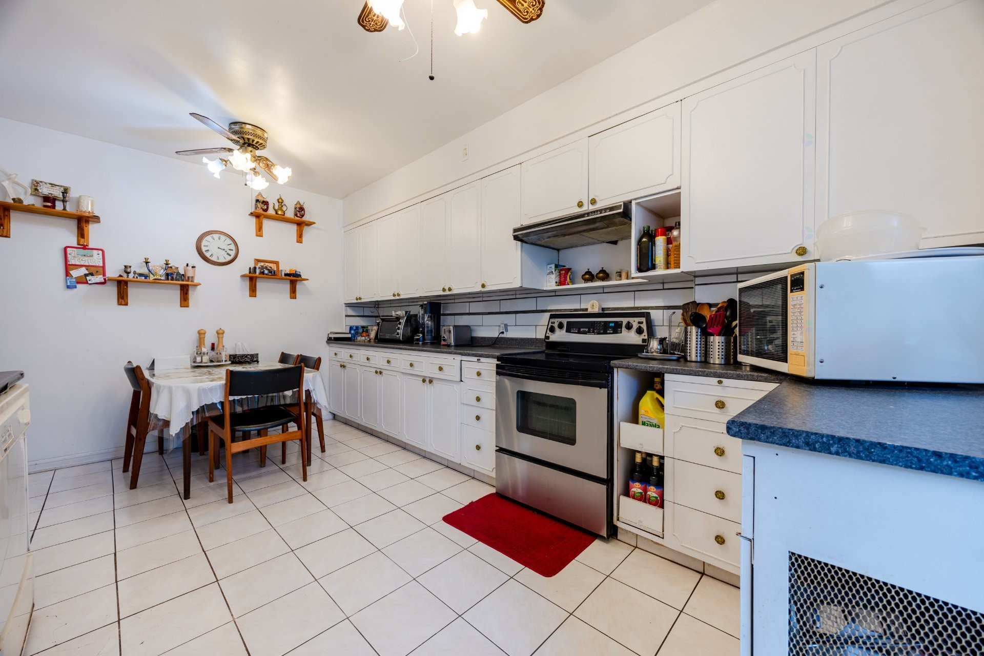 









4913

 - 4915


Av. Cumberland

,
Montréal (Côte-des-Neiges/Notre-Dame-de-Grâce),




QC
H4V2N5

