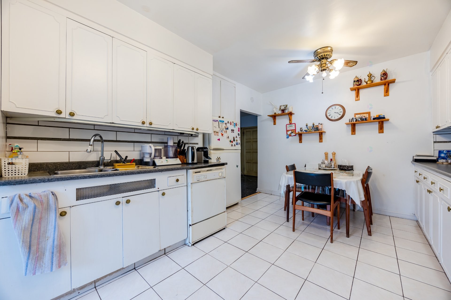 









4913

 - 4915


Av. Cumberland

,
Montréal (Côte-des-Neiges/Notre-Dame-de-Grâce),




QC
H4V2N5

