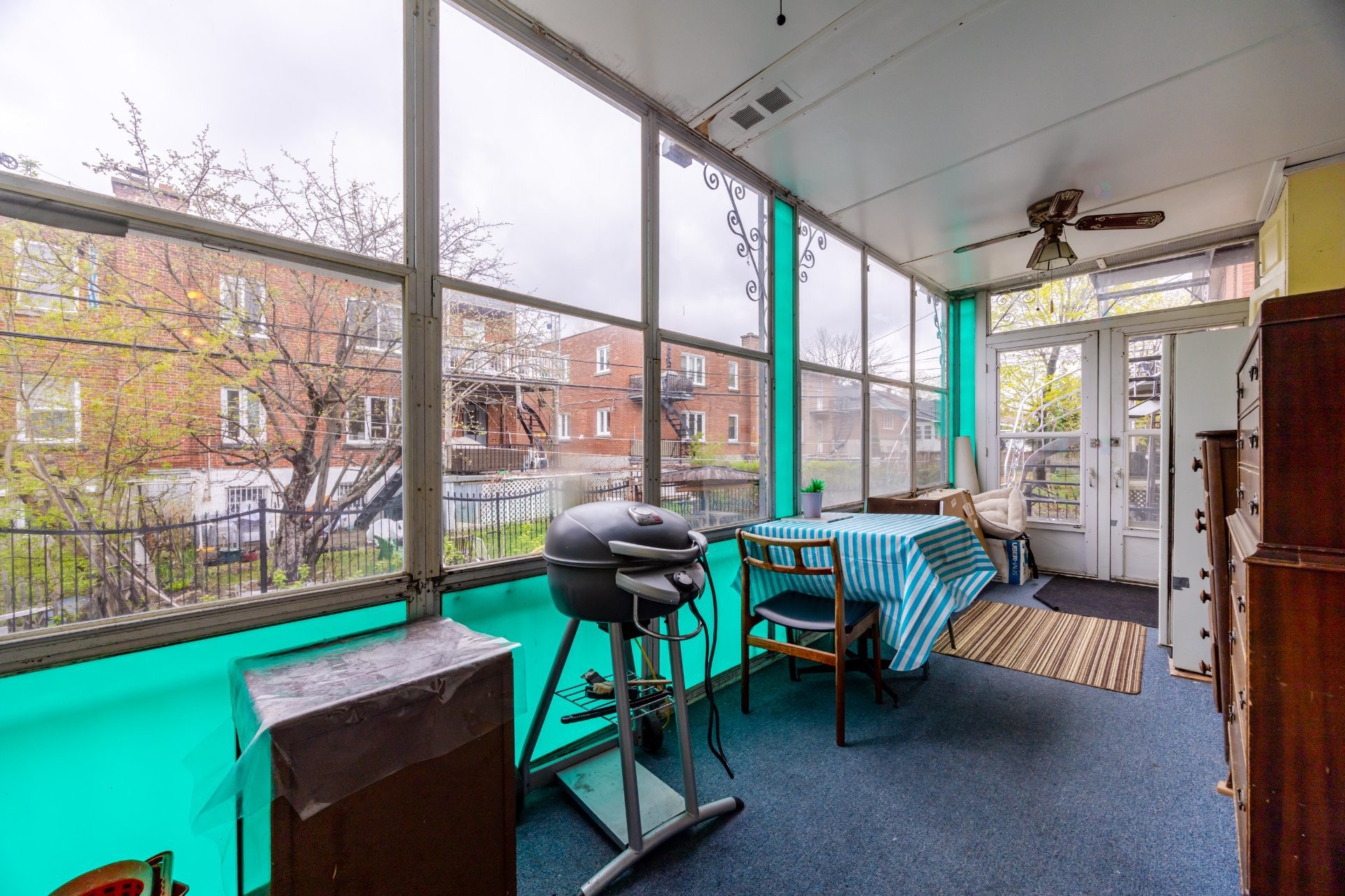 









4913

 - 4915


Av. Cumberland

,
Montréal (Côte-des-Neiges/Notre-Dame-de-Grâce),




QC
H4V2N5

