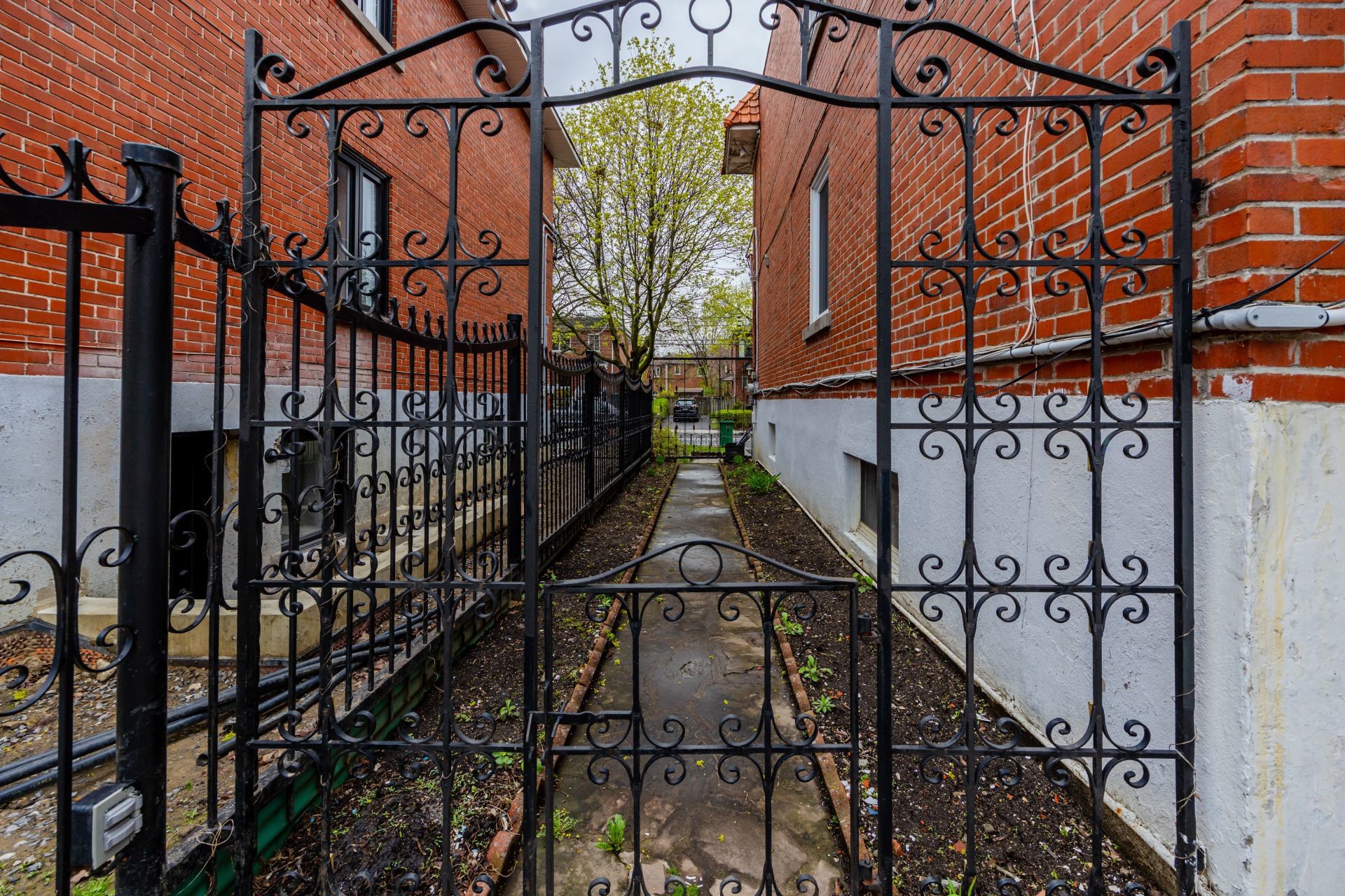 









4913

 - 4915


Av. Cumberland

,
Montréal (Côte-des-Neiges/Notre-Dame-de-Grâce),




QC
H4V2N5

