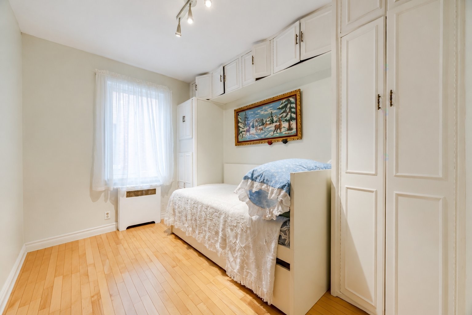 









4913

 - 4915


Av. Cumberland

,
Montréal (Côte-des-Neiges/Notre-Dame-de-Grâce),




QC
H4V2N5

