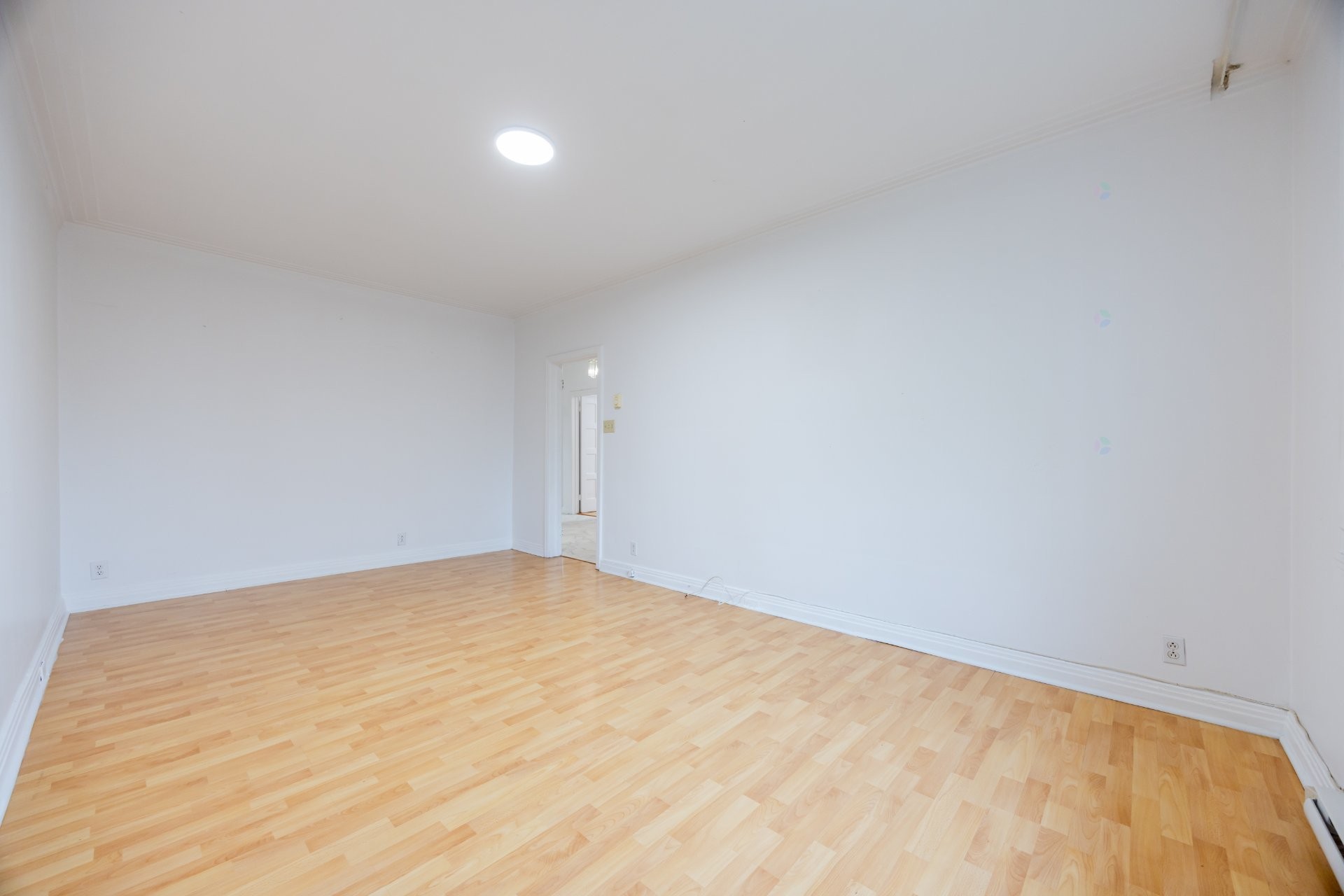 









4913

 - 4915


Av. Cumberland

,
Montréal (Côte-des-Neiges/Notre-Dame-de-Grâce),




QC
H4V2N5


