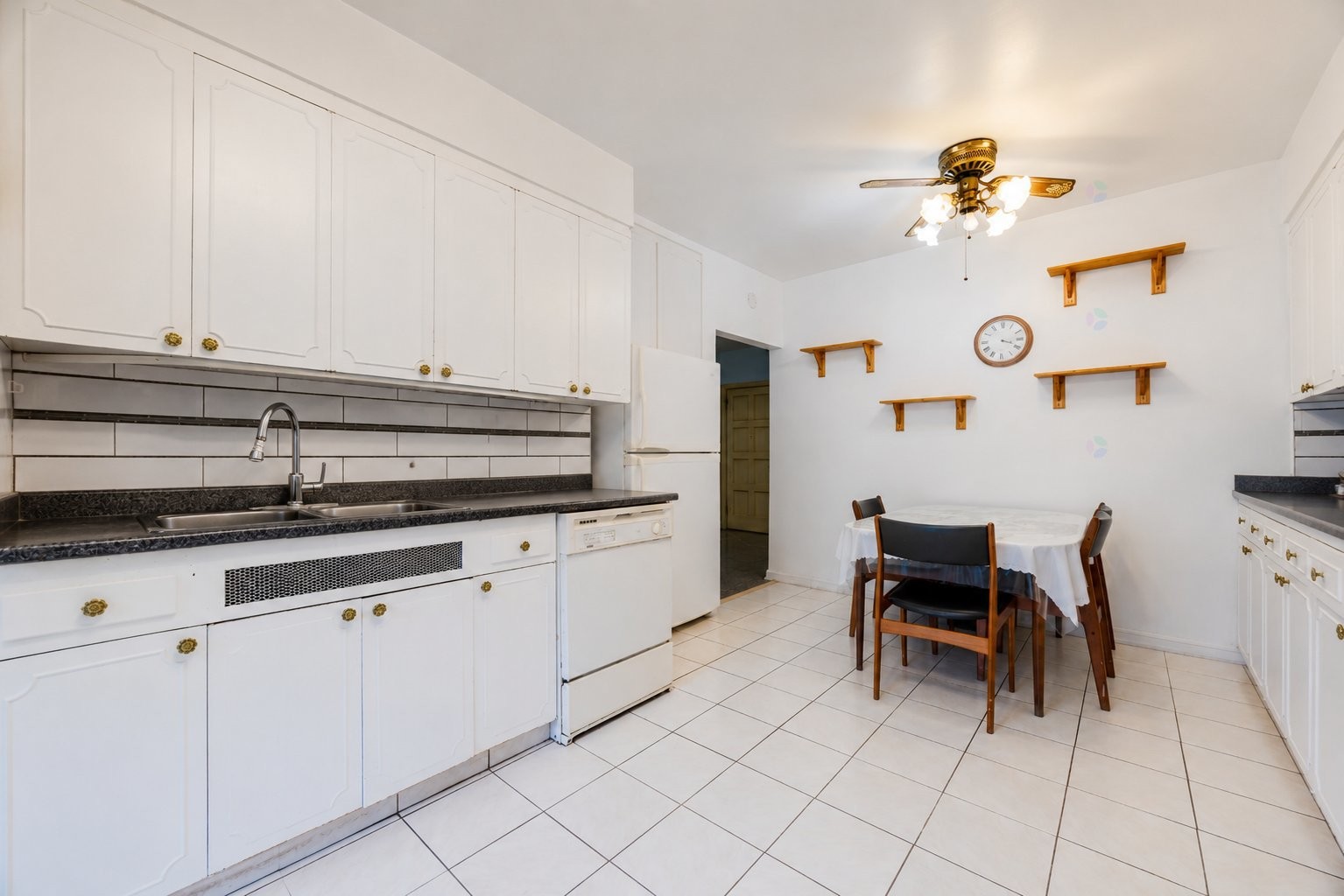 









4913

 - 4915


Av. Cumberland

,
Montréal (Côte-des-Neiges/Notre-Dame-de-Grâce),




QC
H4V2N5

