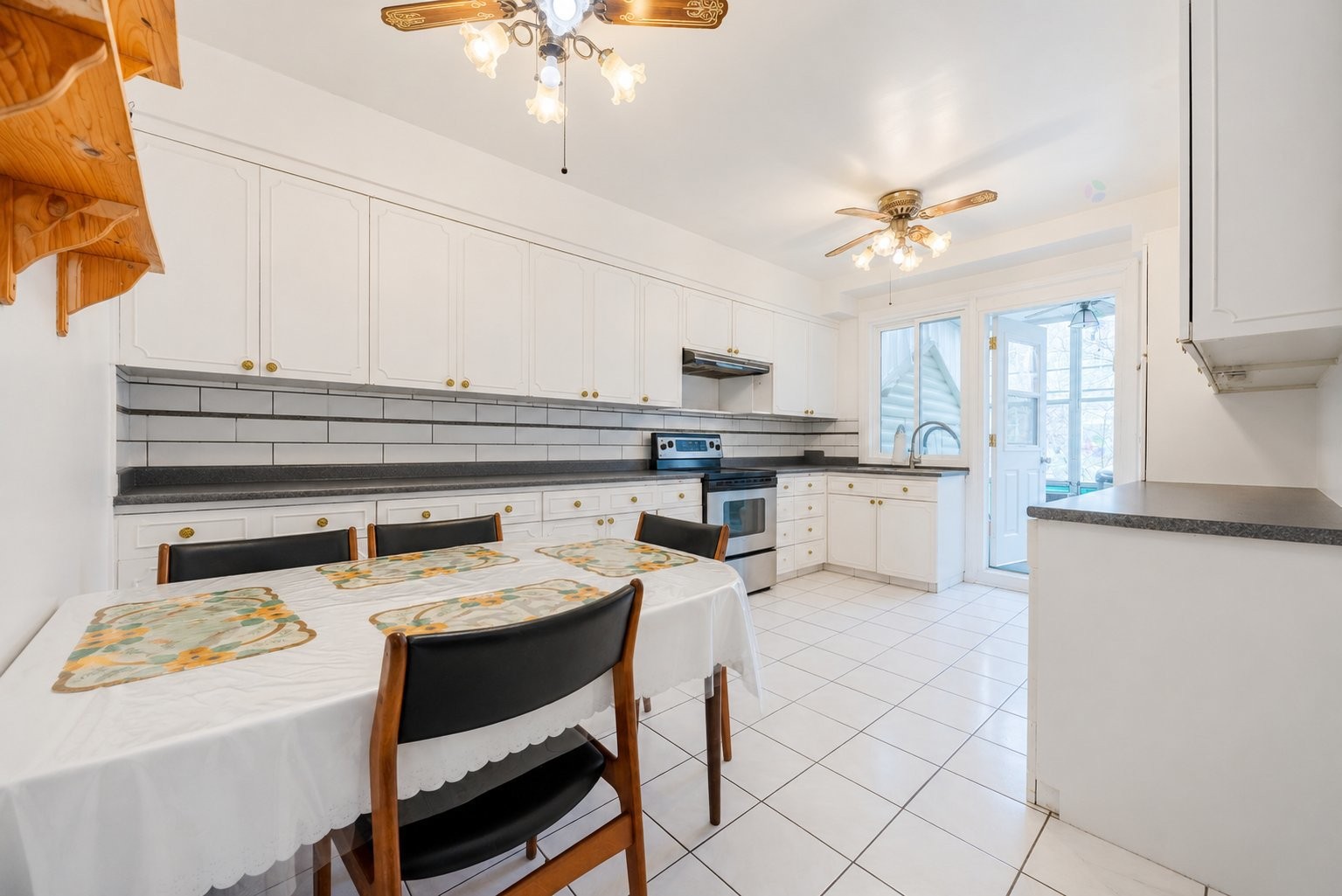 









4913

 - 4915


Av. Cumberland

,
Montréal (Côte-des-Neiges/Notre-Dame-de-Grâce),




QC
H4V2N5

