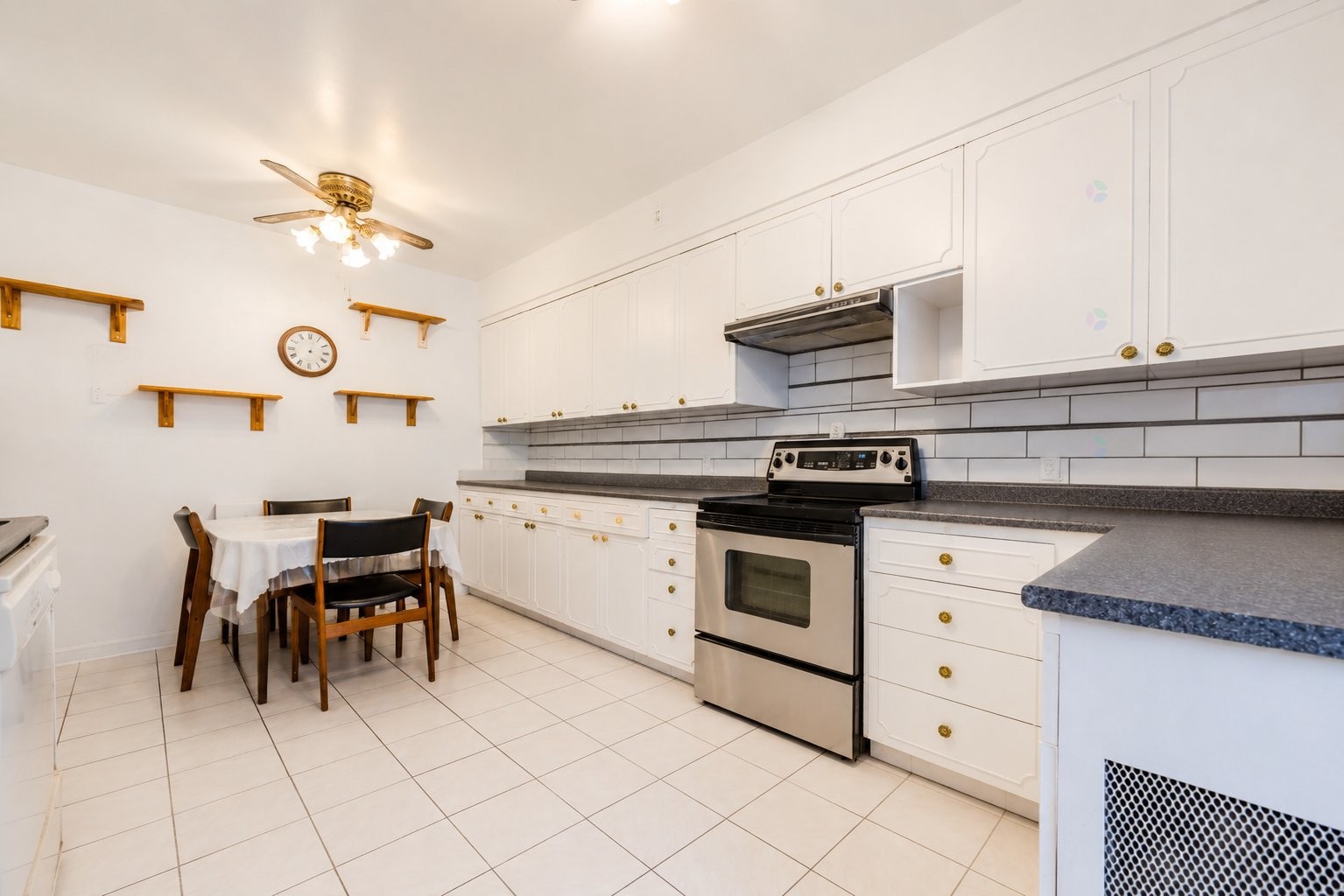 









4913

 - 4915


Av. Cumberland

,
Montréal (Côte-des-Neiges/Notre-Dame-de-Grâce),




QC
H4V2N5

