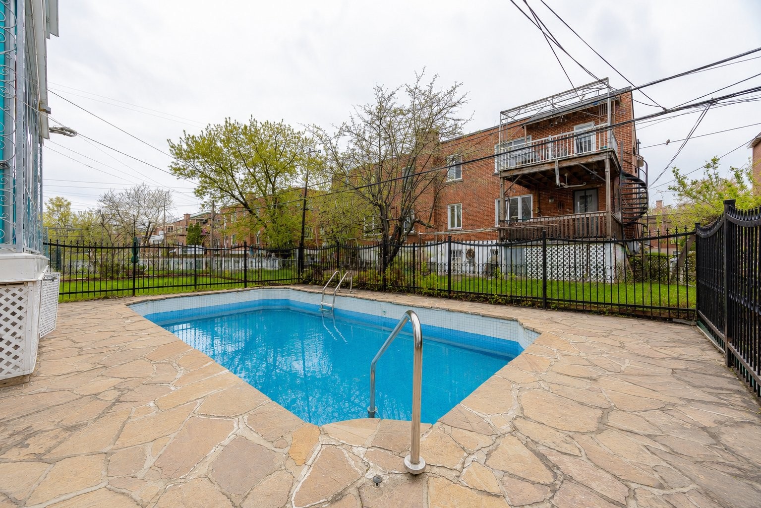 









4913

 - 4915


Av. Cumberland

,
Montréal (Côte-des-Neiges/Notre-Dame-de-Grâce),




QC
H4V2N5

