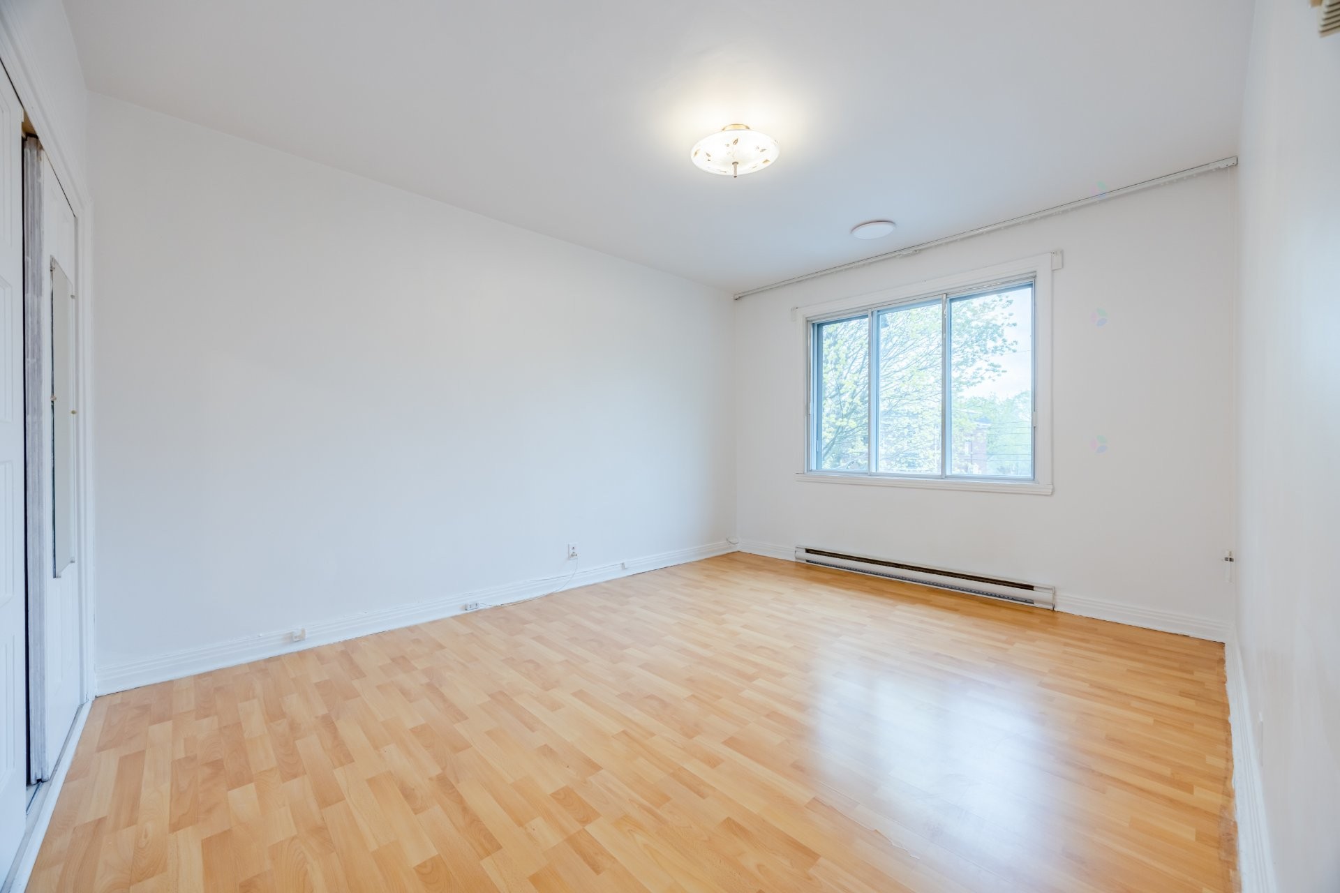 









4913

 - 4915


Av. Cumberland

,
Montréal (Côte-des-Neiges/Notre-Dame-de-Grâce),




QC
H4V2N5

