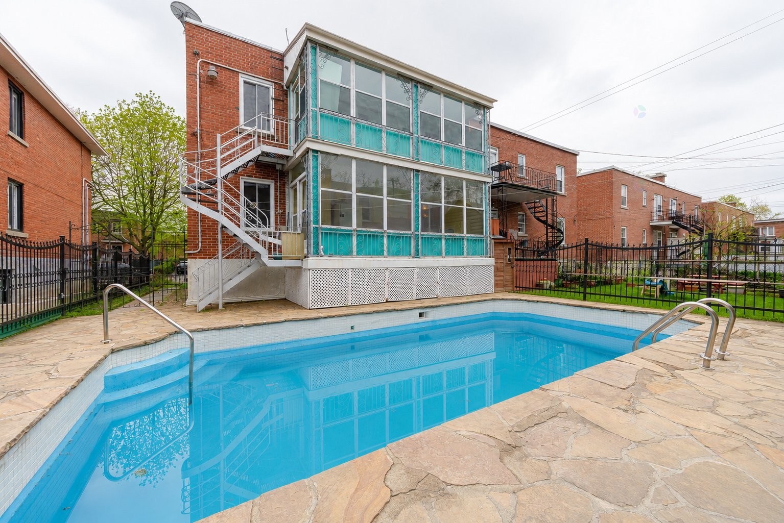 









4913

 - 4915


Av. Cumberland

,
Montréal (Côte-des-Neiges/Notre-Dame-de-Grâce),




QC
H4V2N5

