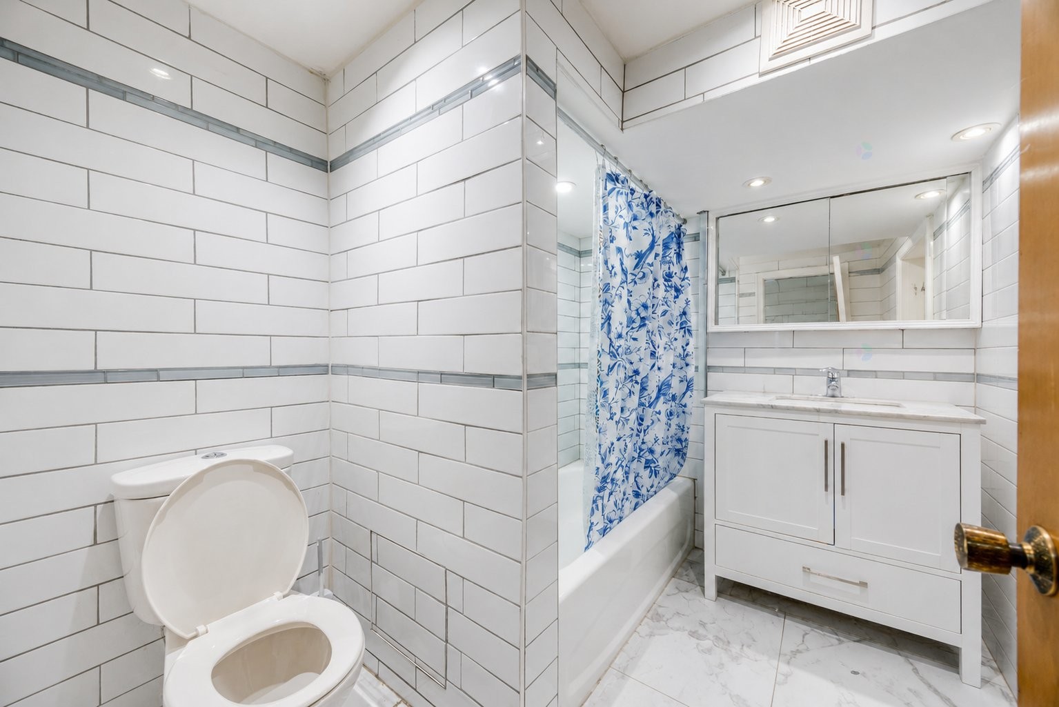 









4913

 - 4915


Av. Cumberland

,
Montréal (Côte-des-Neiges/Notre-Dame-de-Grâce),




QC
H4V2N5

