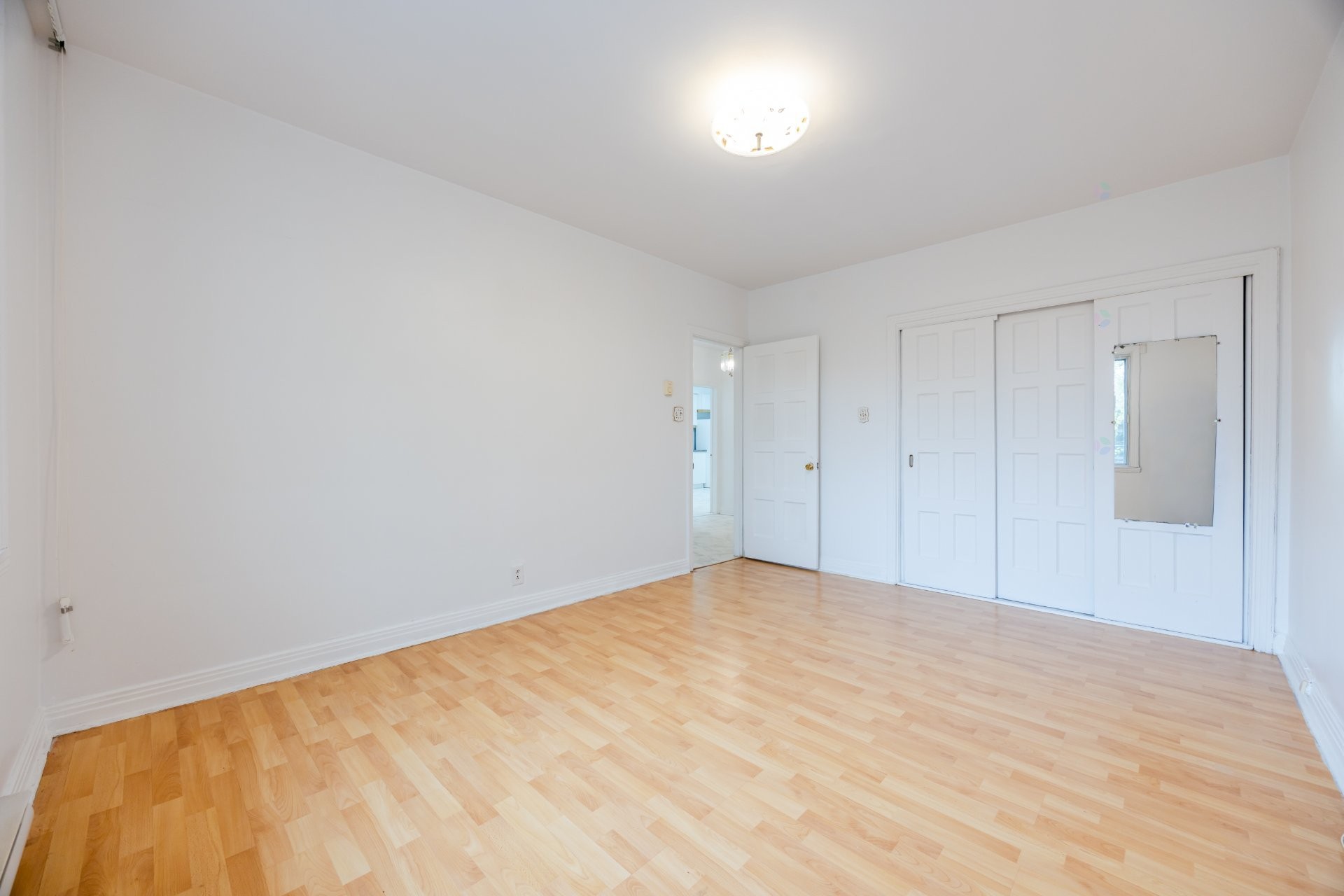 









4913

 - 4915


Av. Cumberland

,
Montréal (Côte-des-Neiges/Notre-Dame-de-Grâce),




QC
H4V2N5

