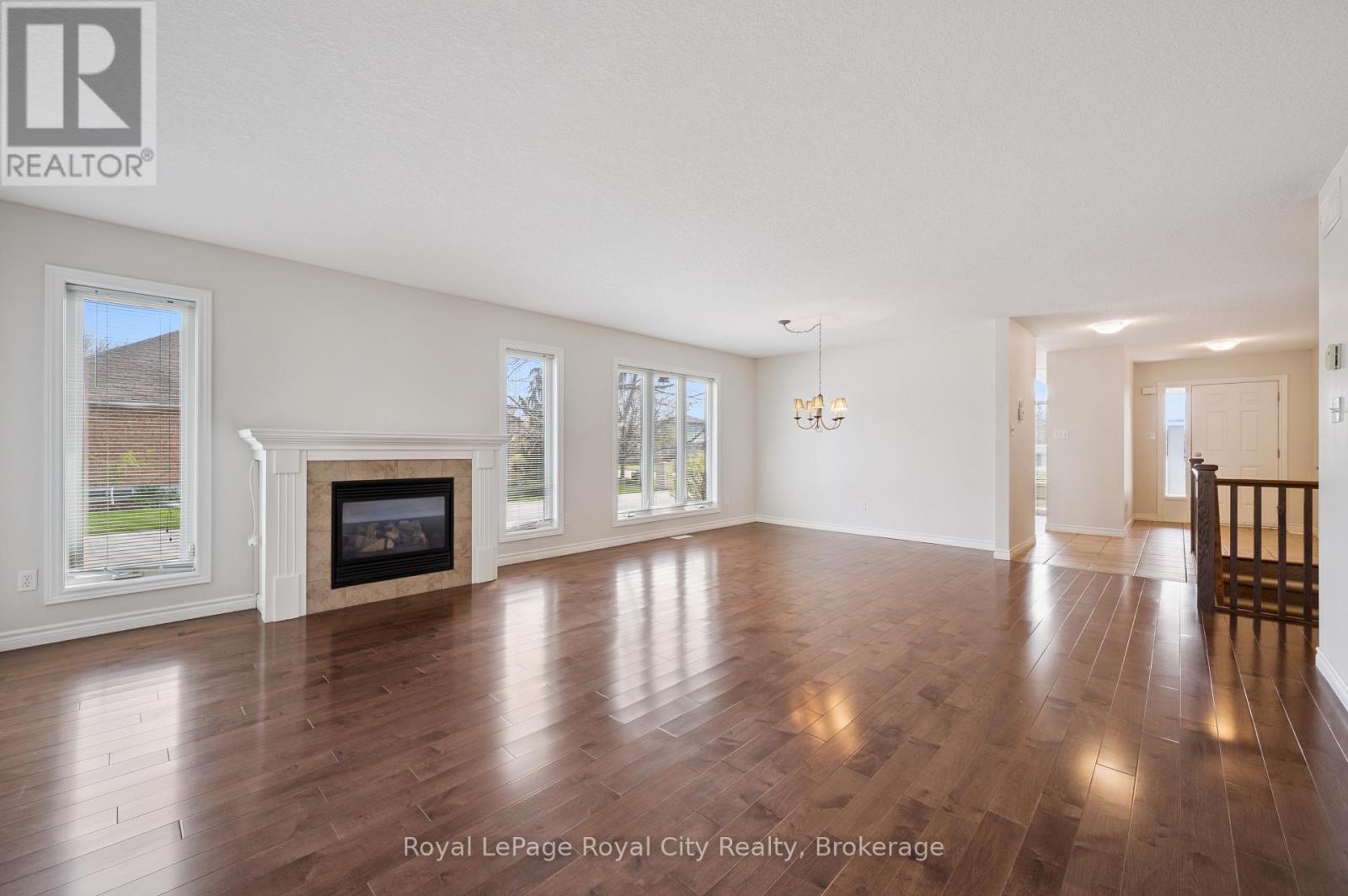 












19 - 27 ELKIN COURT

,
Centre Wellington (Fergus),




Ontario
N1M0A6

